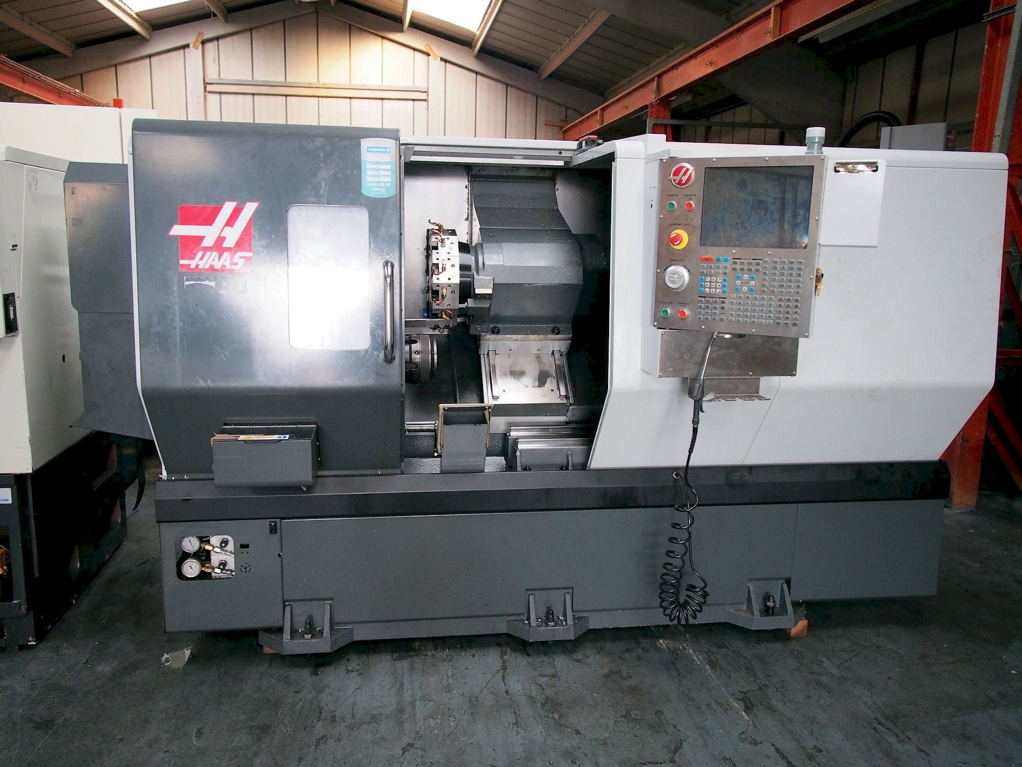Vista frontale della macchina HAAS ST-30