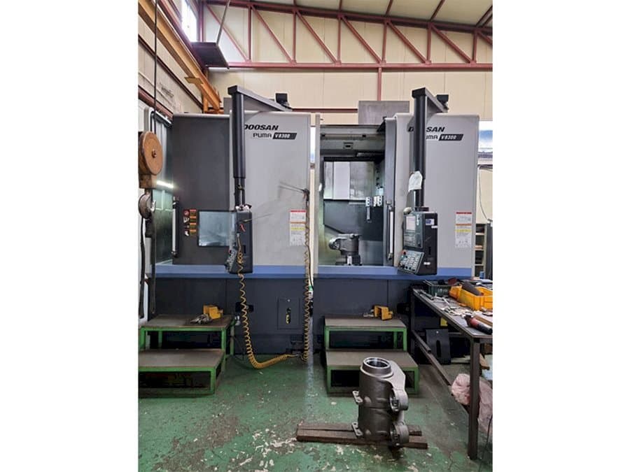 Vista frontale della macchina Doosan Puma V8300