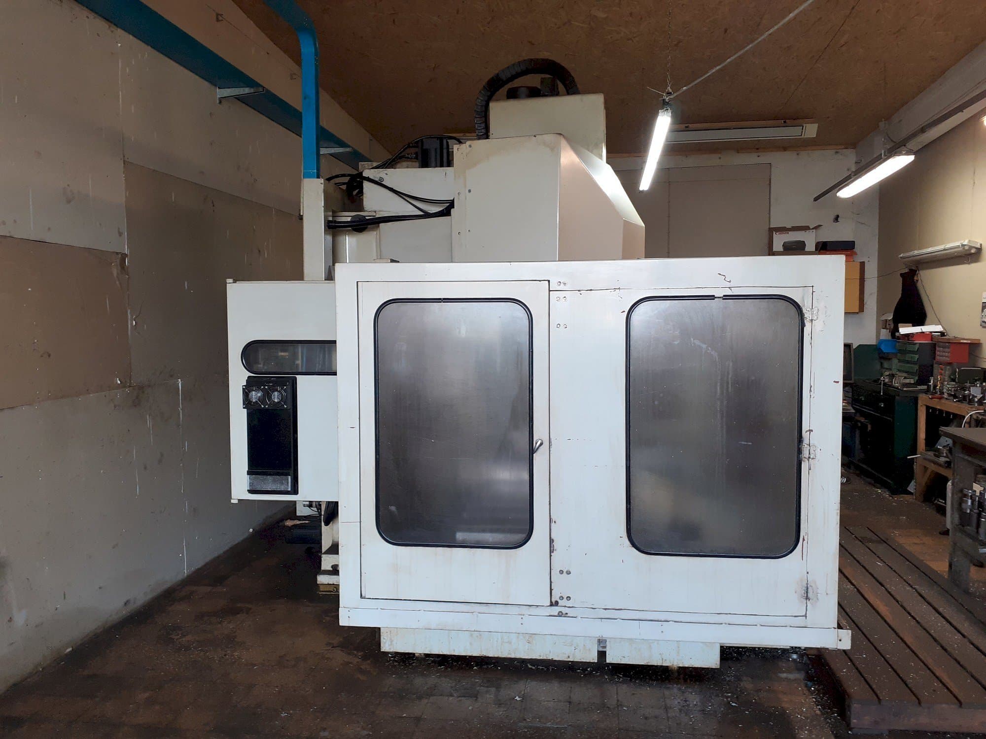 Vista frontale della macchina Hurco BMC 50-P