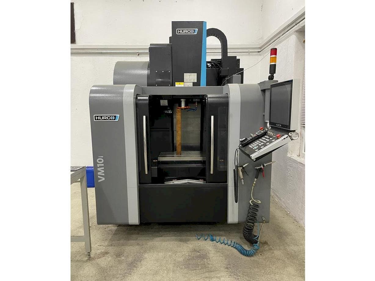 Vista frontale della macchina Hurco VM 10 i