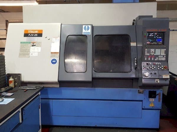 Vista frontale della macchina Mazak FJV-25