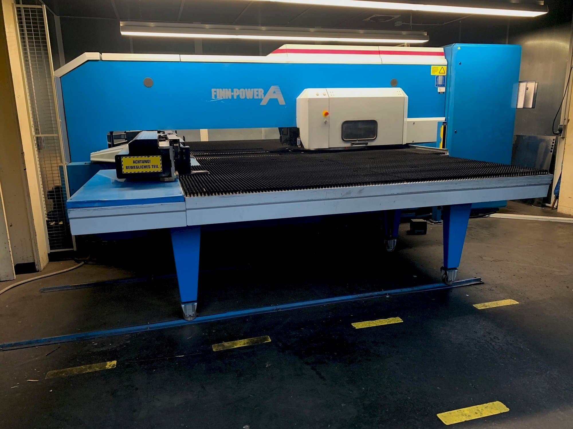 Vista frontale della macchina Finn-Power A5 SV