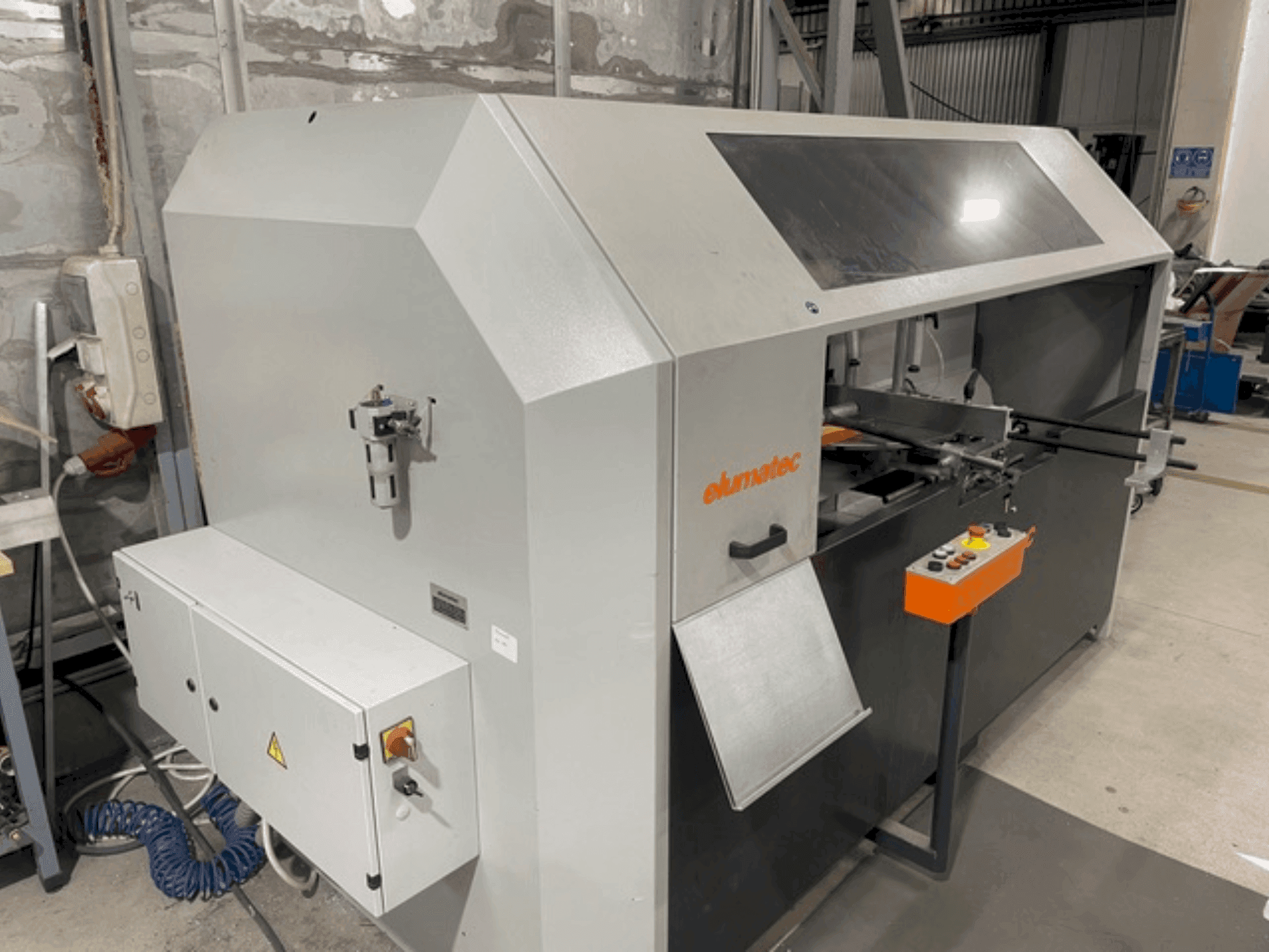 Vista frontale della macchina Elumatec AKS134/64