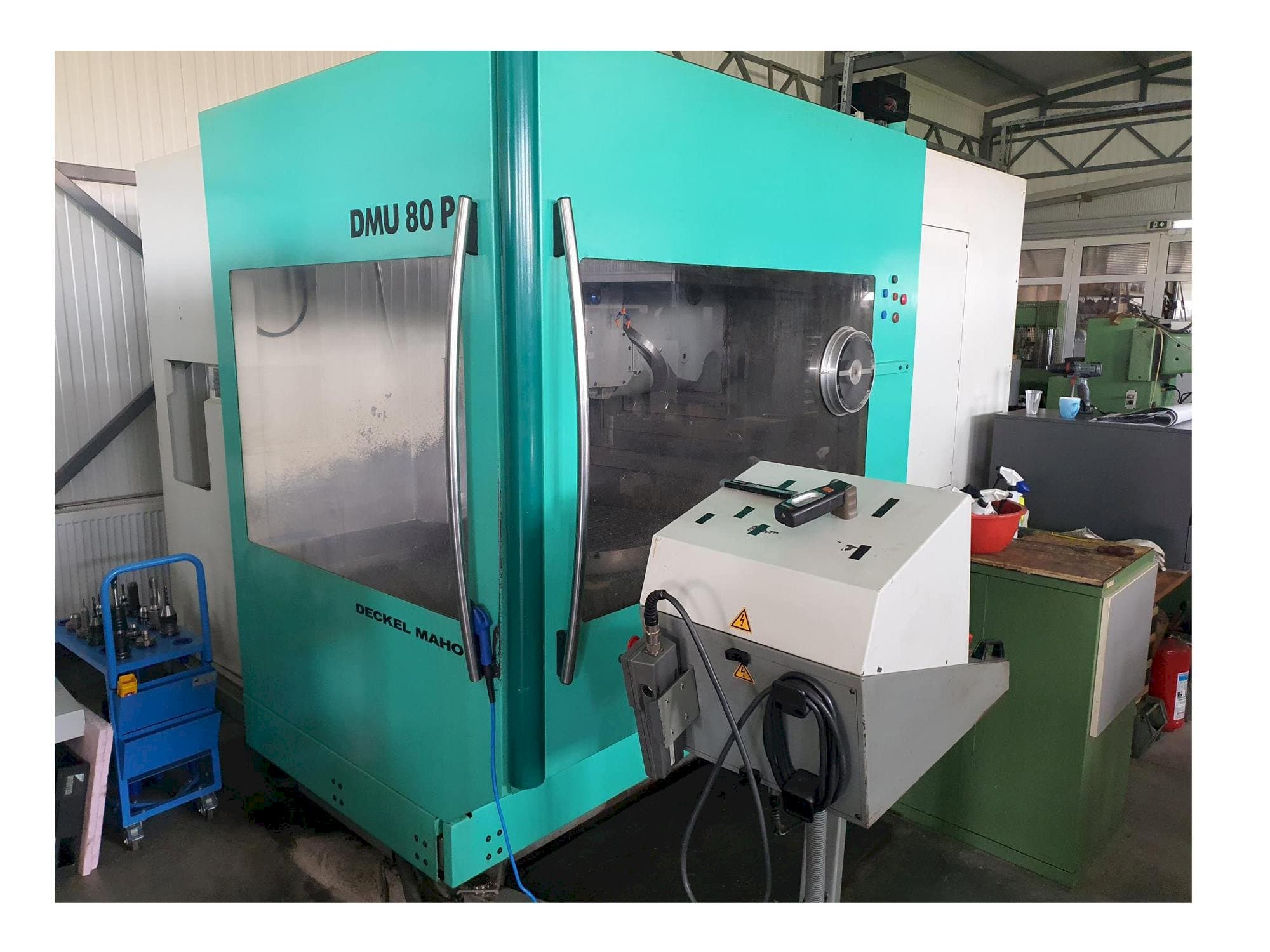 Vista frontale della macchina DECKEL MAHO DMU 80 P