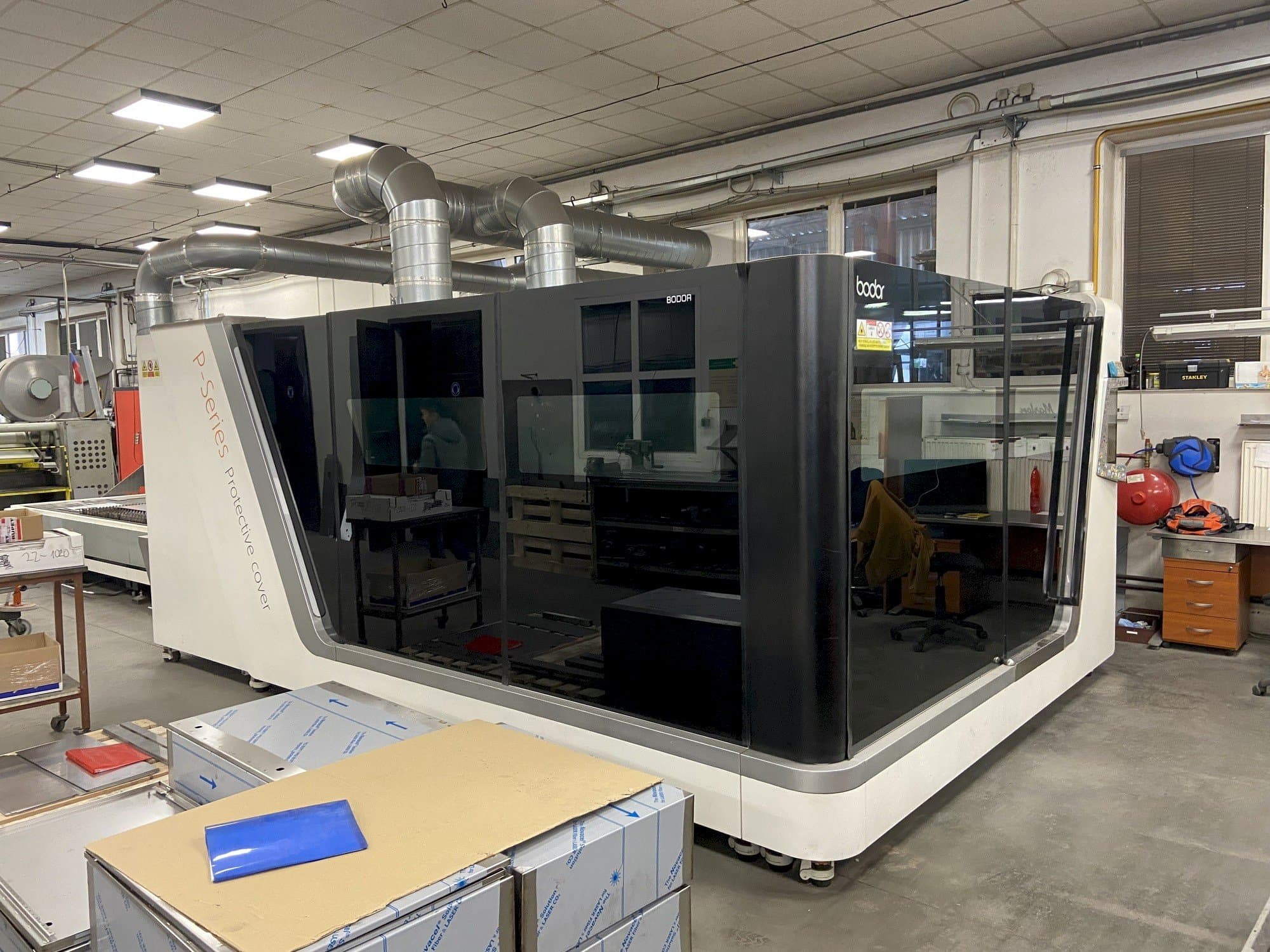 Vista frontale della macchina Bodor P3