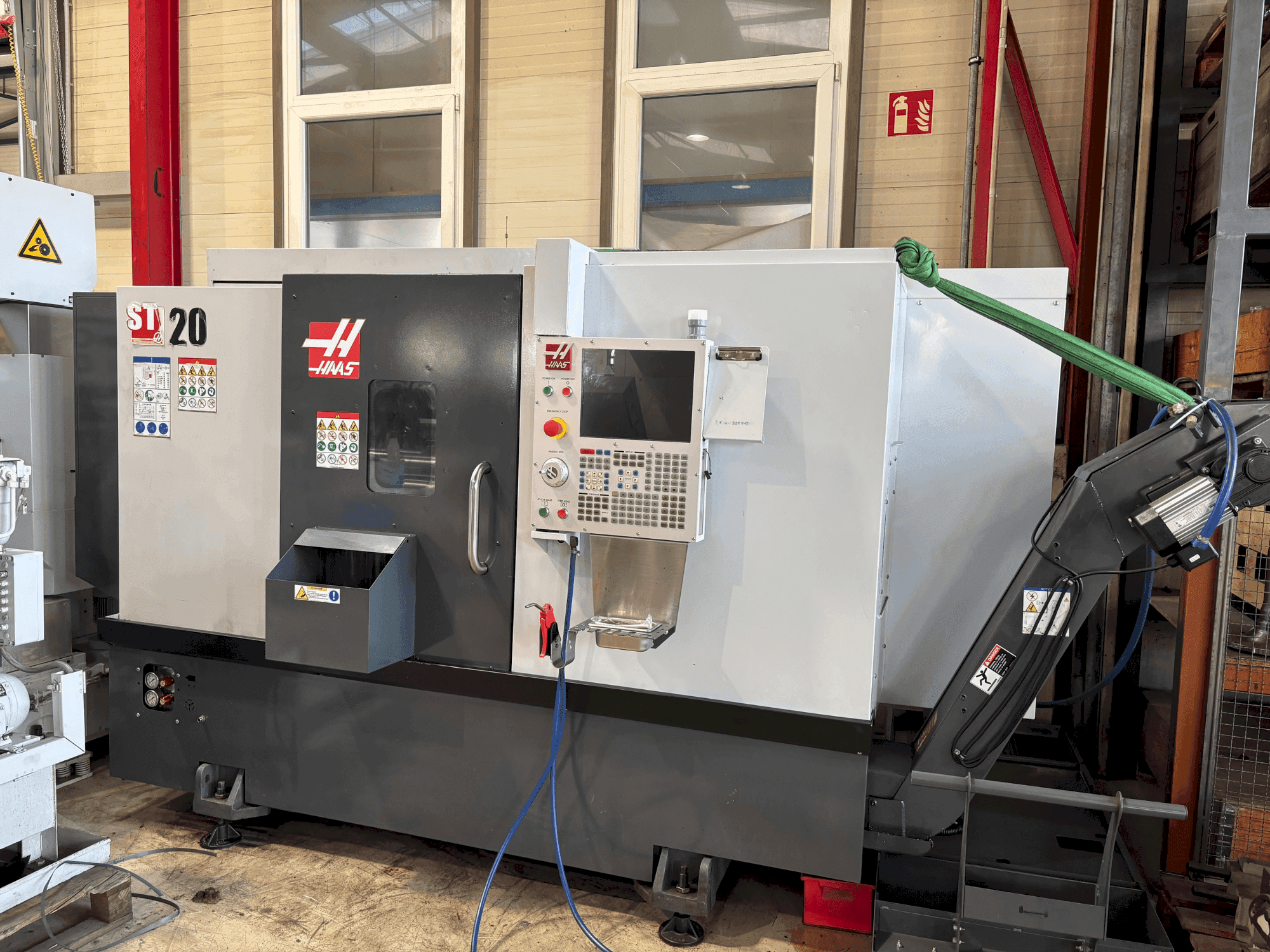 Vista frontale della macchina HAAS ST-20