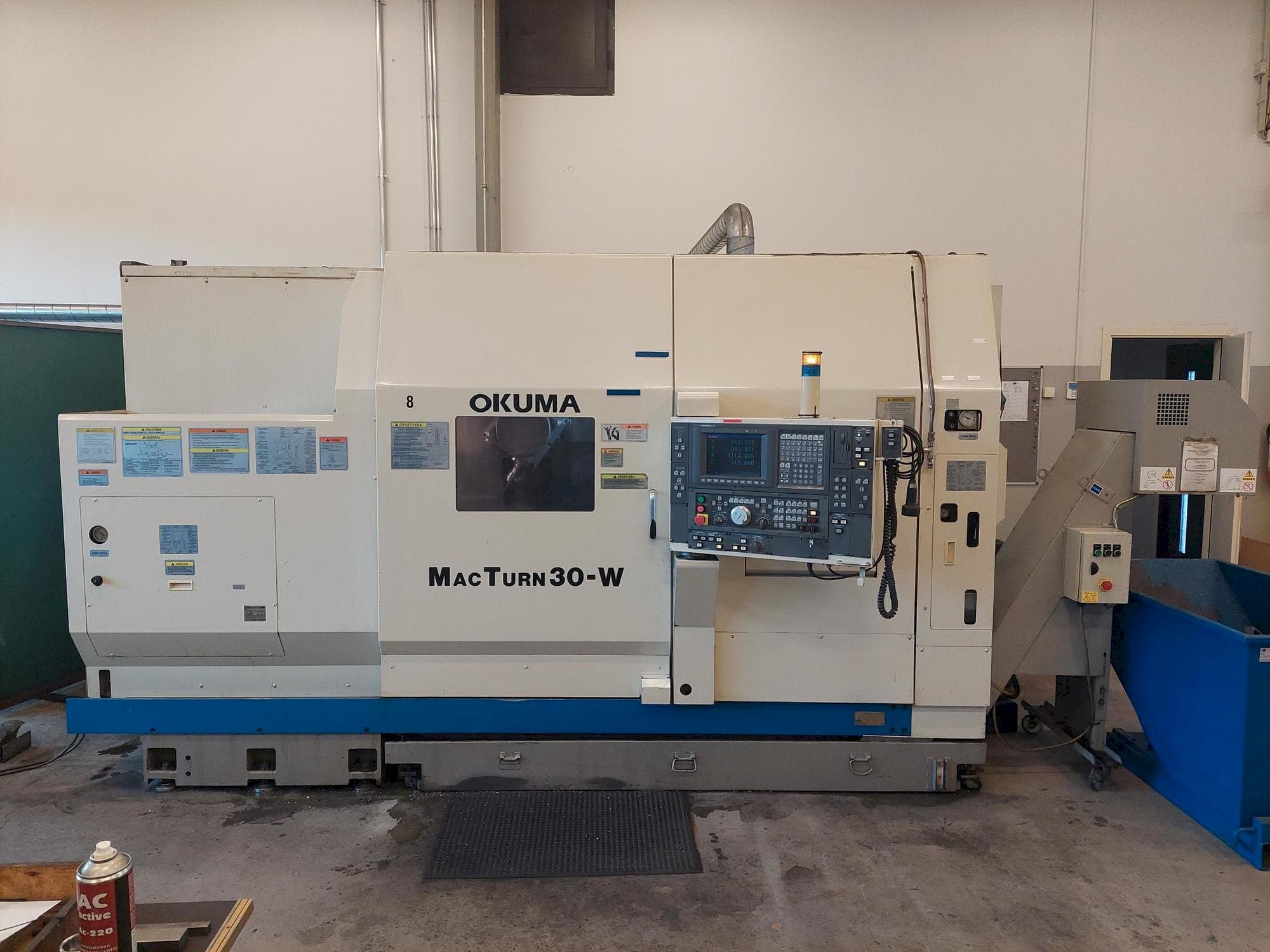 Vista frontale della macchina Okuma Macturn 30