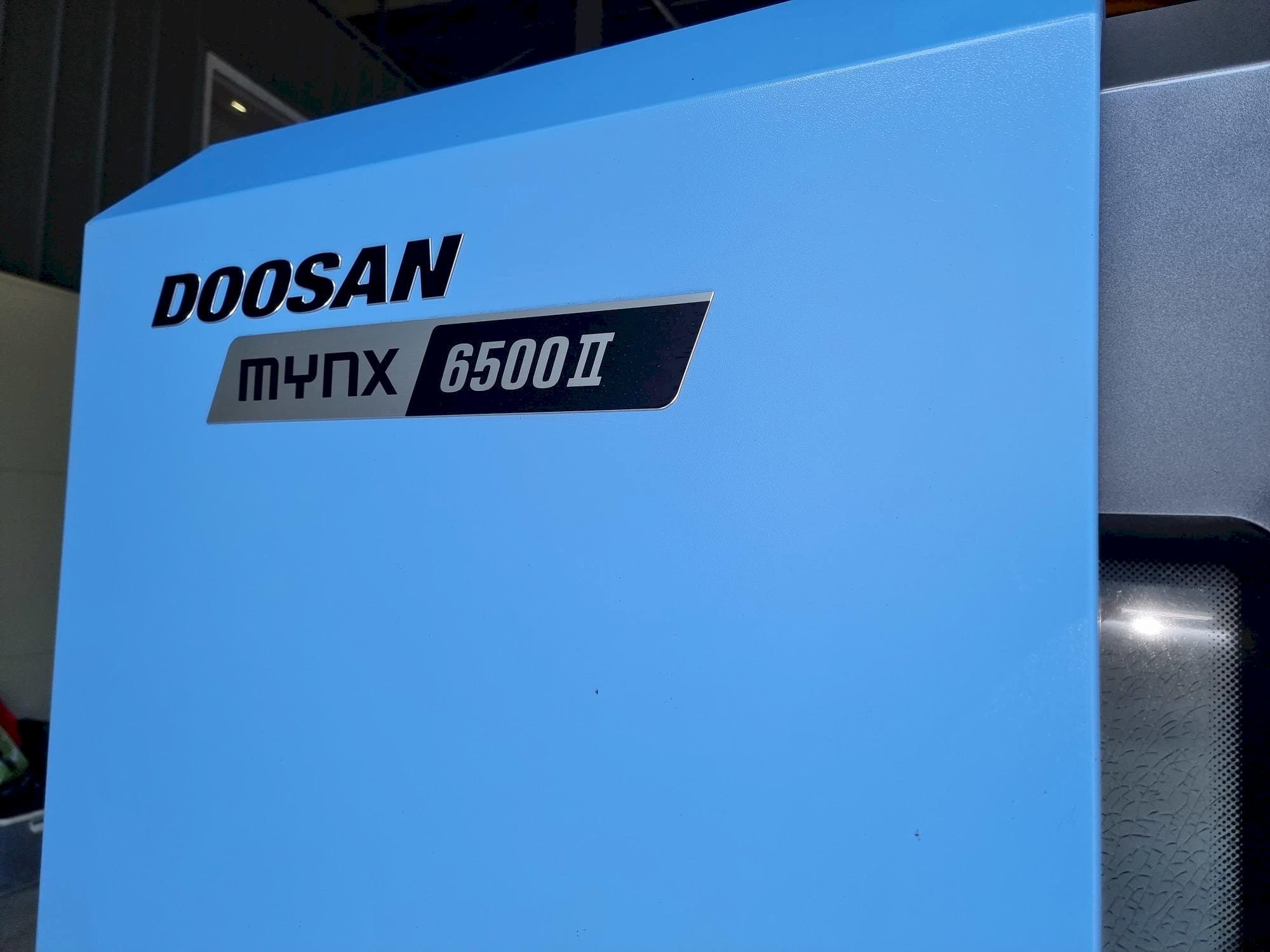 Vista frontale della macchina Doosan MYNX 6500Ⅱ