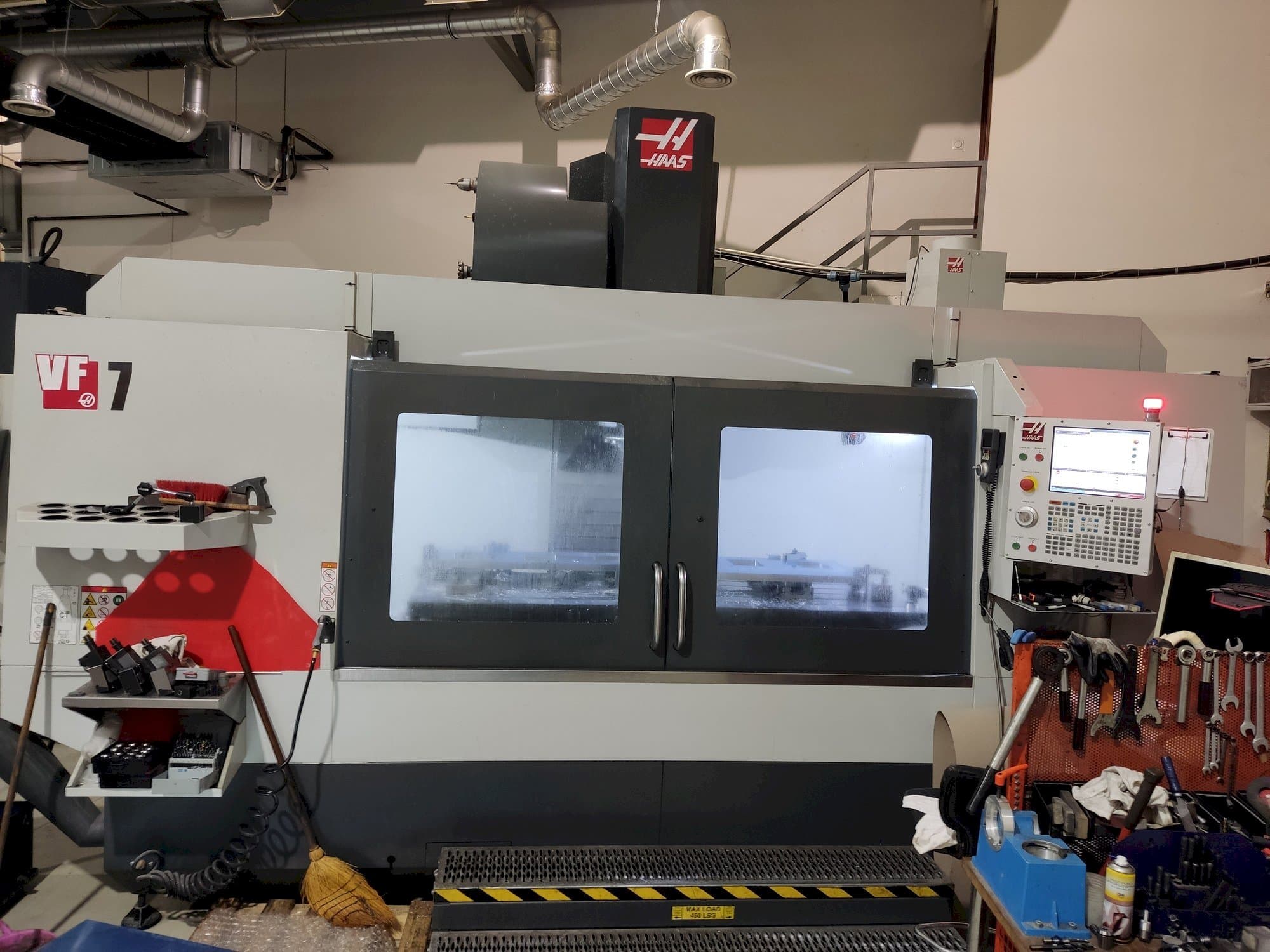 Vista frontale della macchina HAAS VF-7