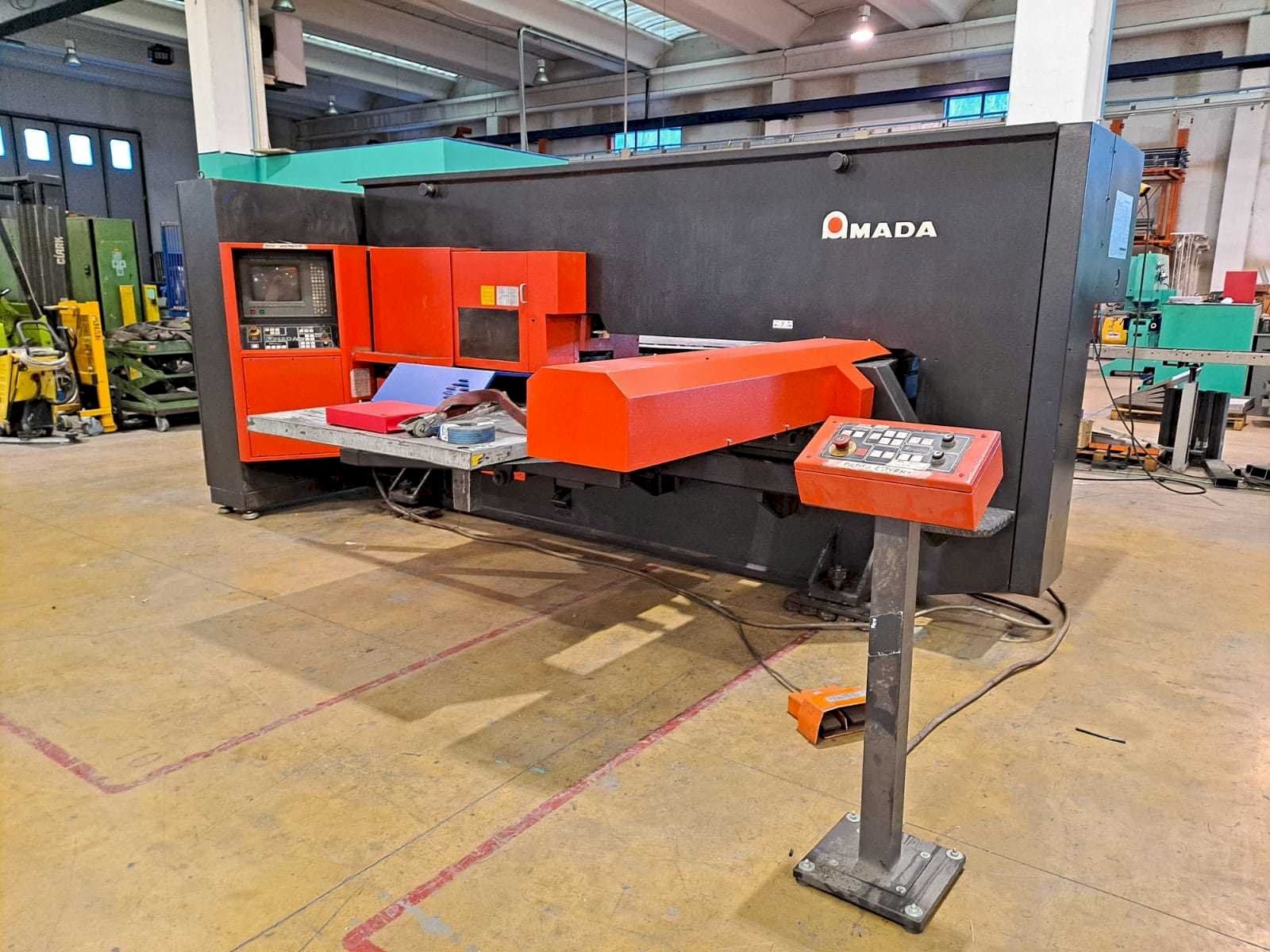 Vista frontale della macchina AMADA ARCADE 212