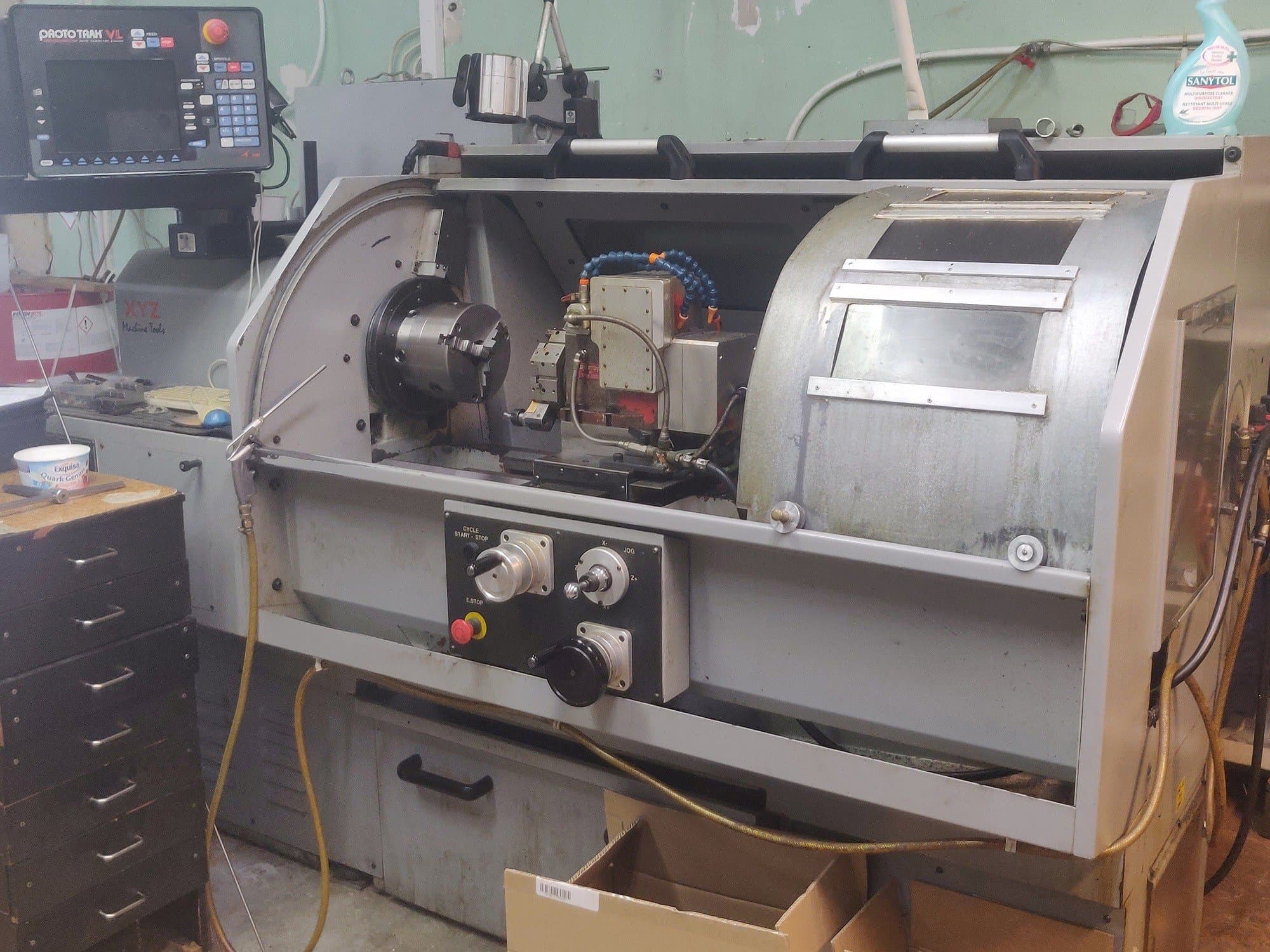 Vista laterale sinistra della macchina XYZ VL355