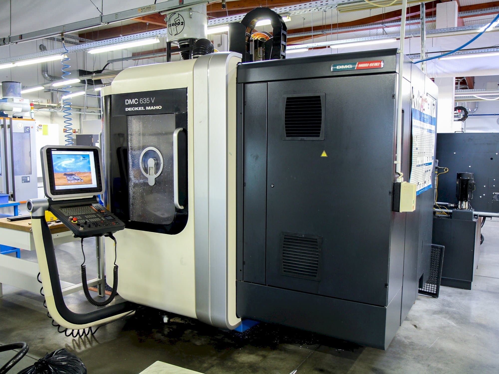 Vista frontale della macchina DMG MORI DMC 635V PW
