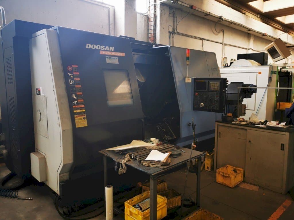 Vista frontale della macchina Doosan Puma MX 2500