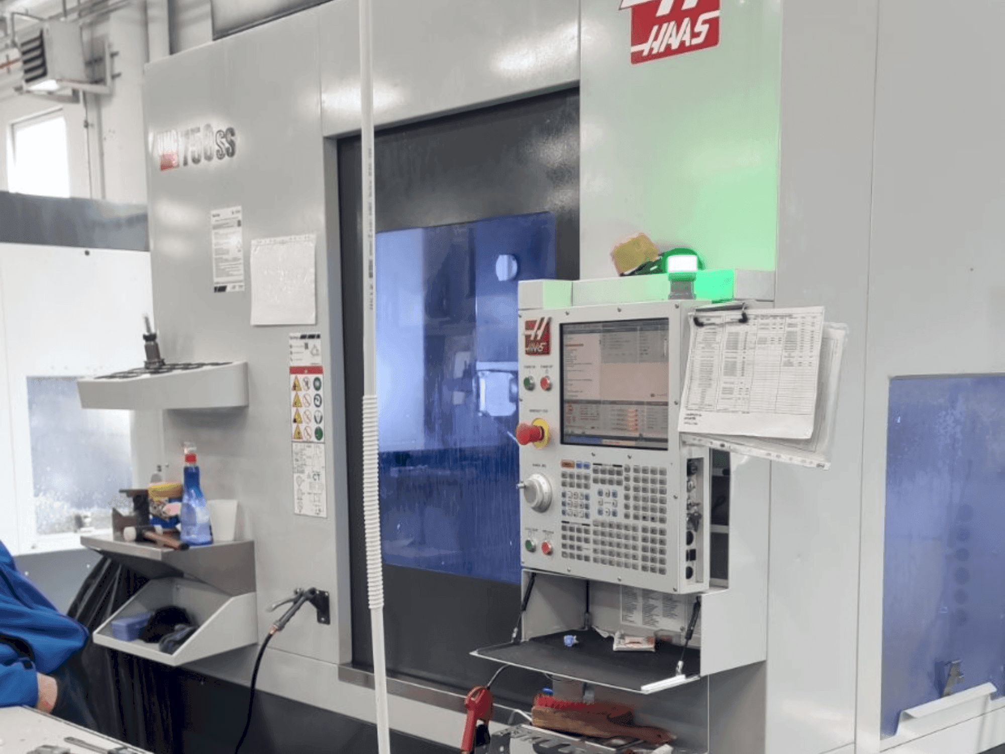 Vista frontale della macchina HAAS UMC-750SS