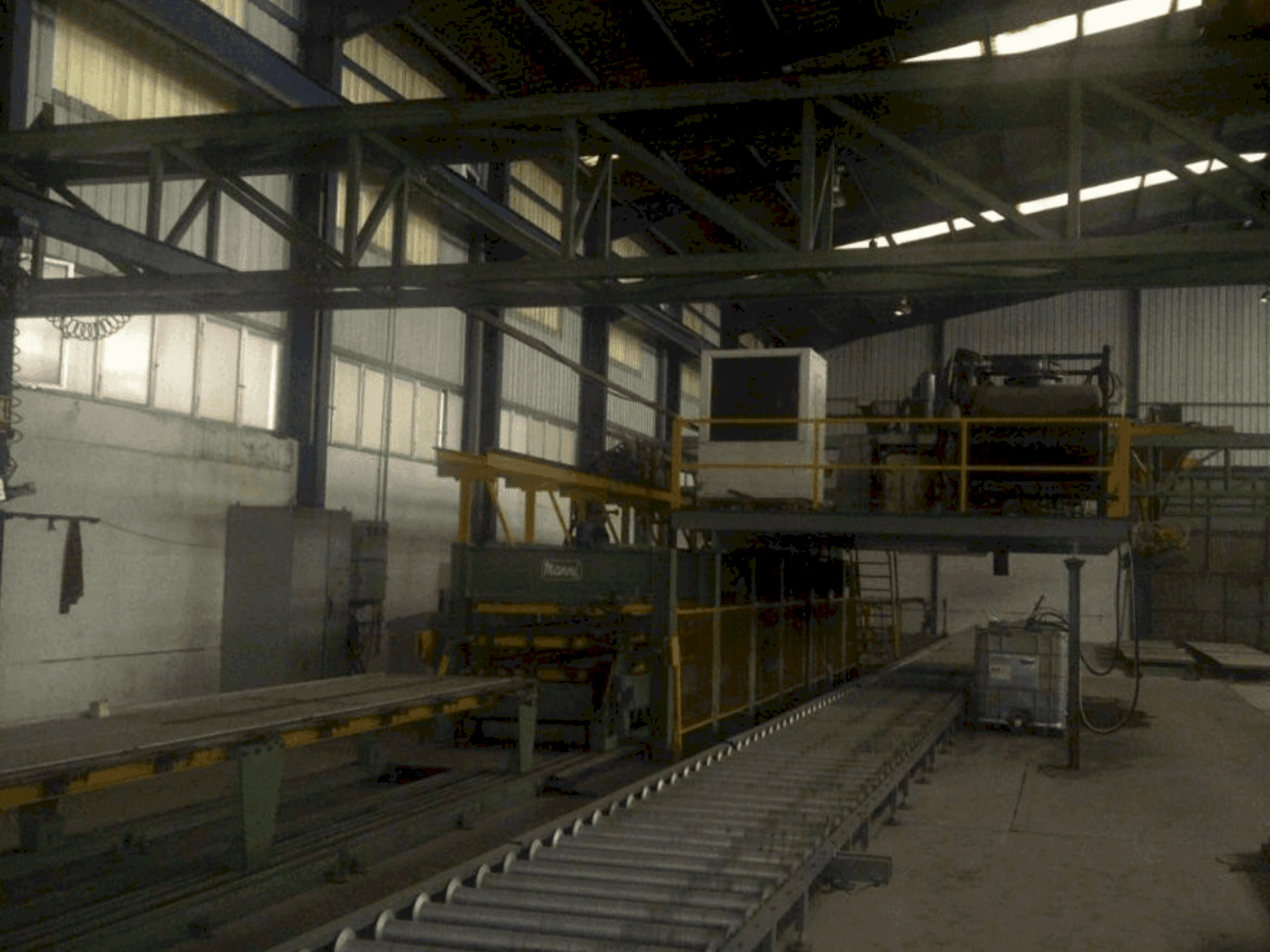 Vista frontale della macchina MANNI Sandwich Panel Production Line