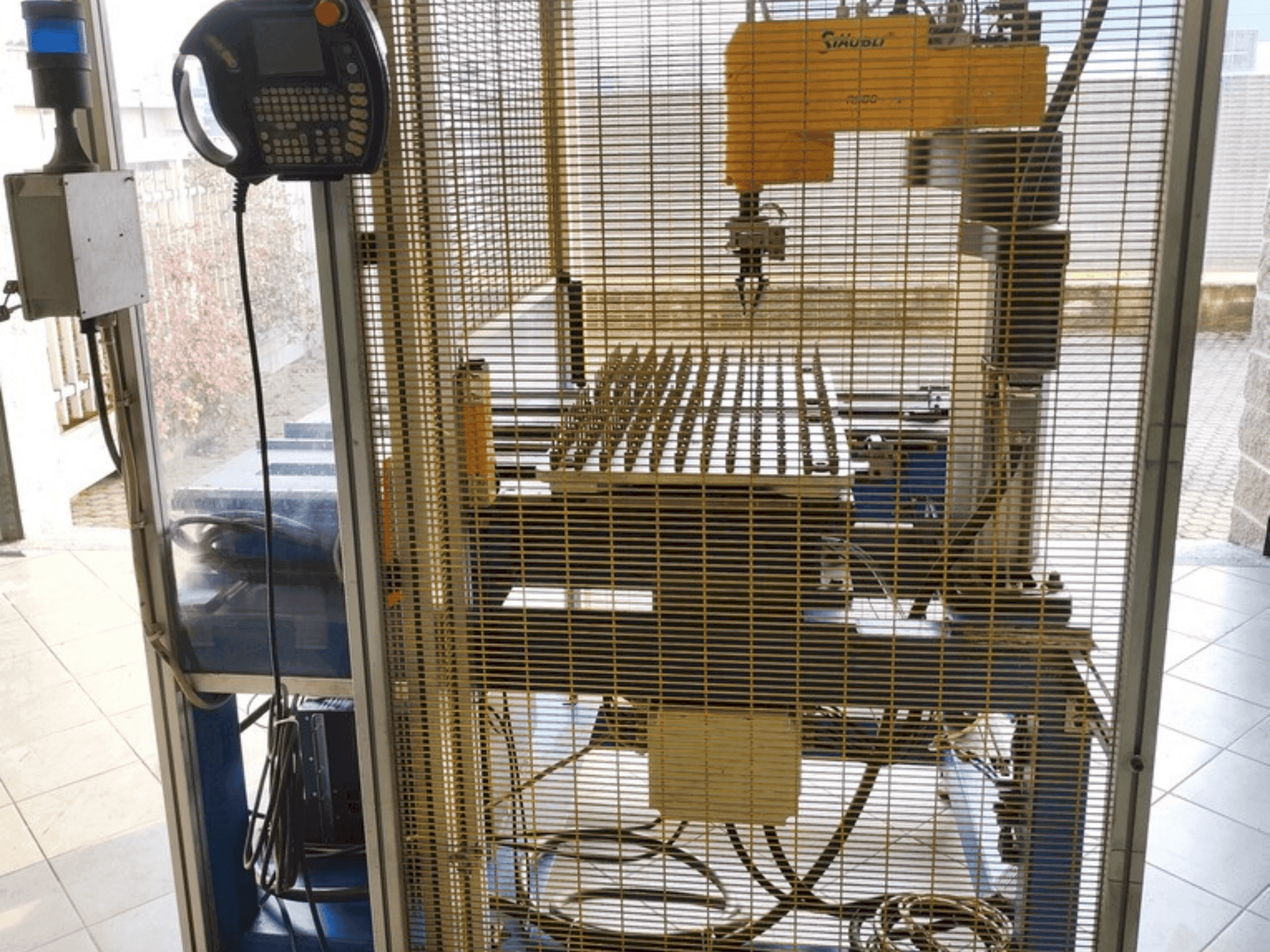 Vista frontale della macchina STAUBLI RS80