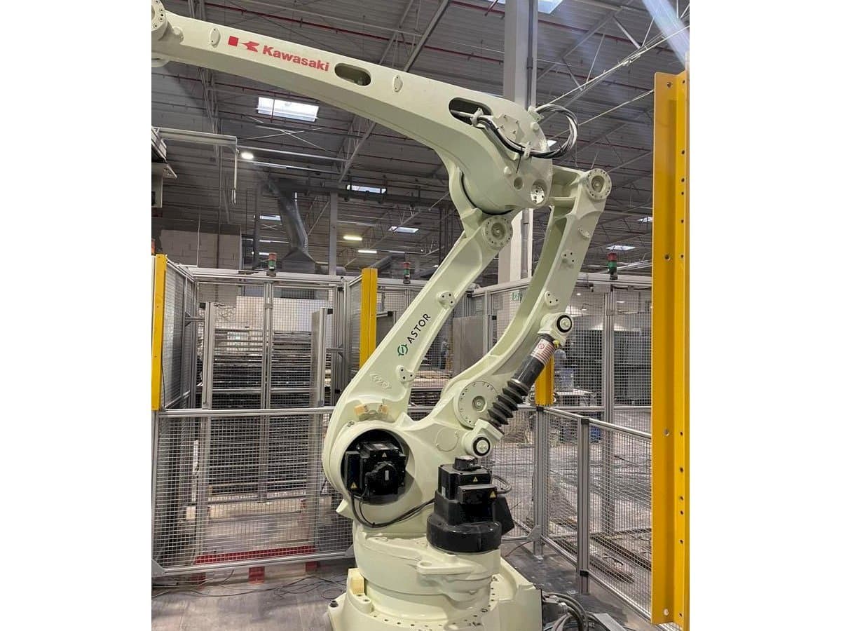 Vista frontale della macchina Kawasaki 3CP180L-AC03