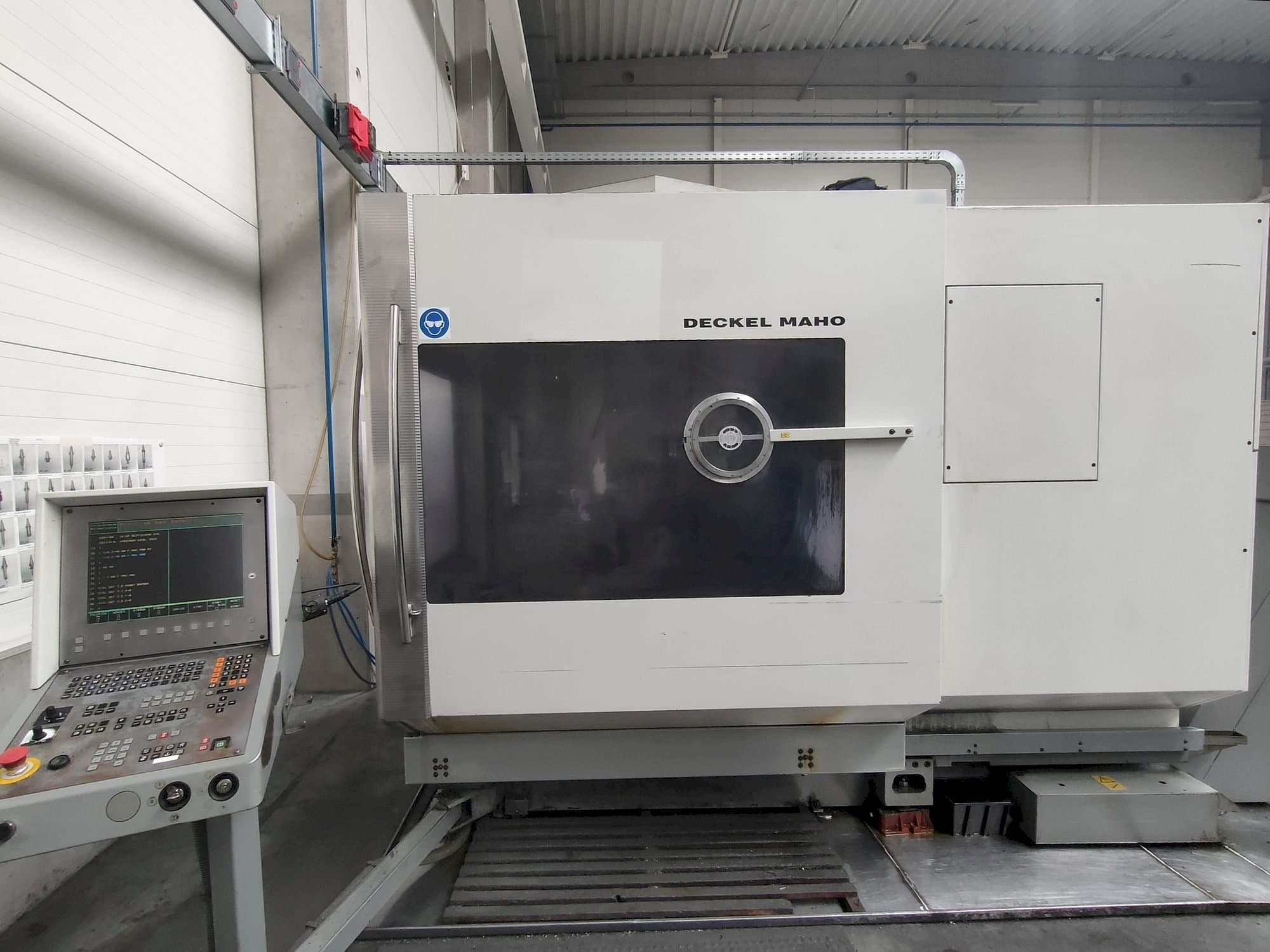 Vista frontale della macchina DECKEL MAHO DMU 60P