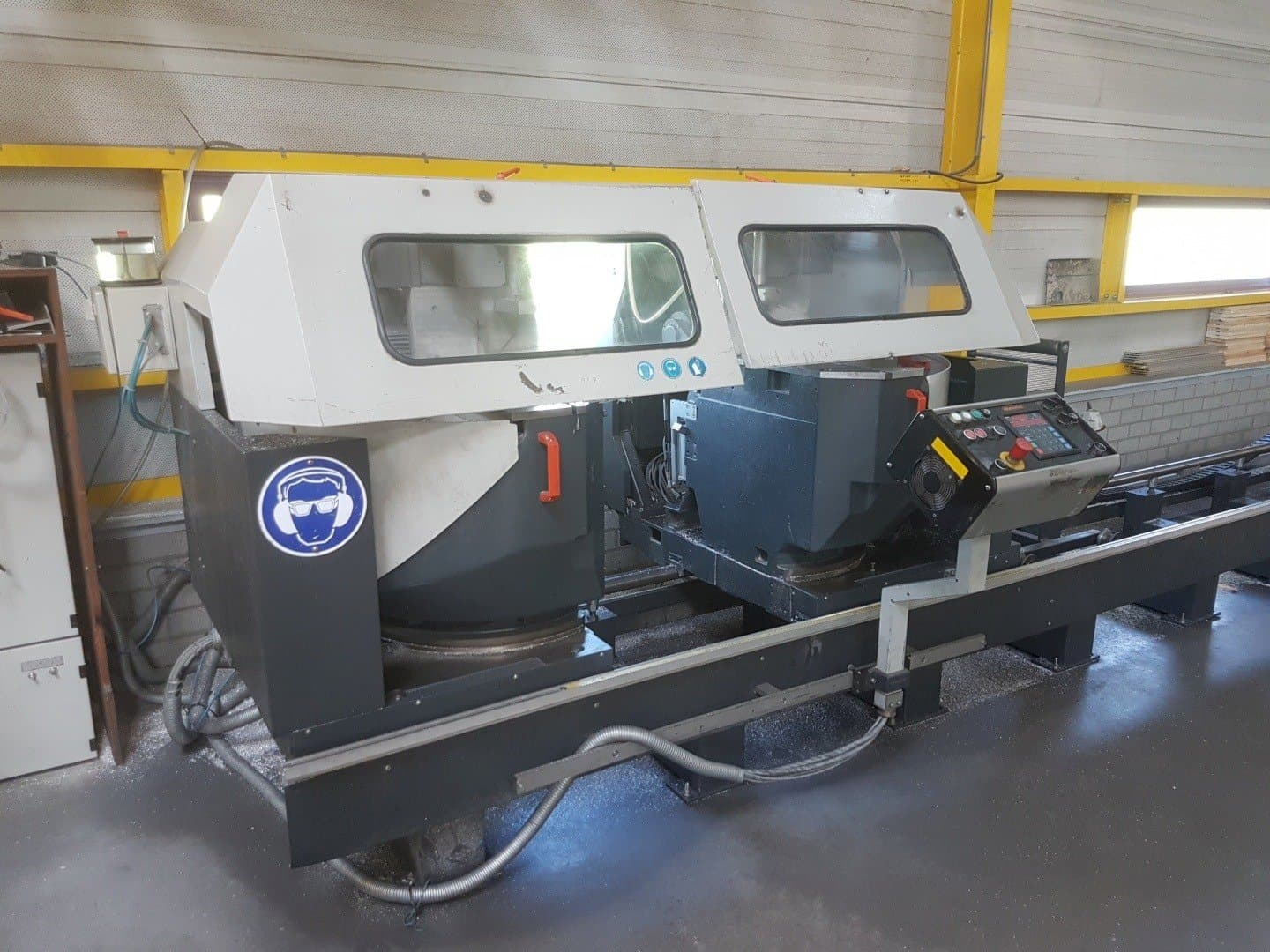 Vista frontale della macchina Elumatec DG 244