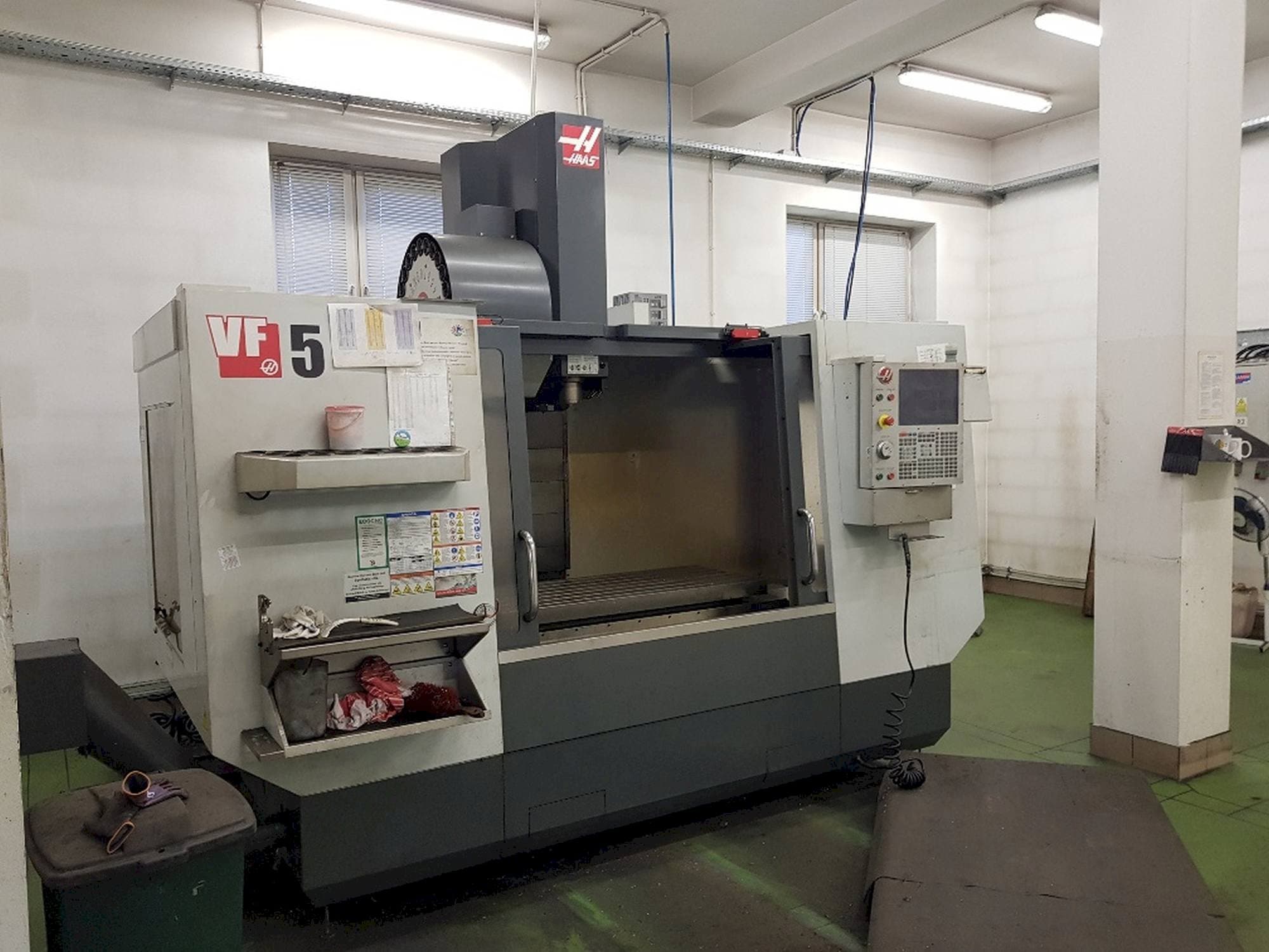 Vista frontale della macchina HAAS VF-5/40