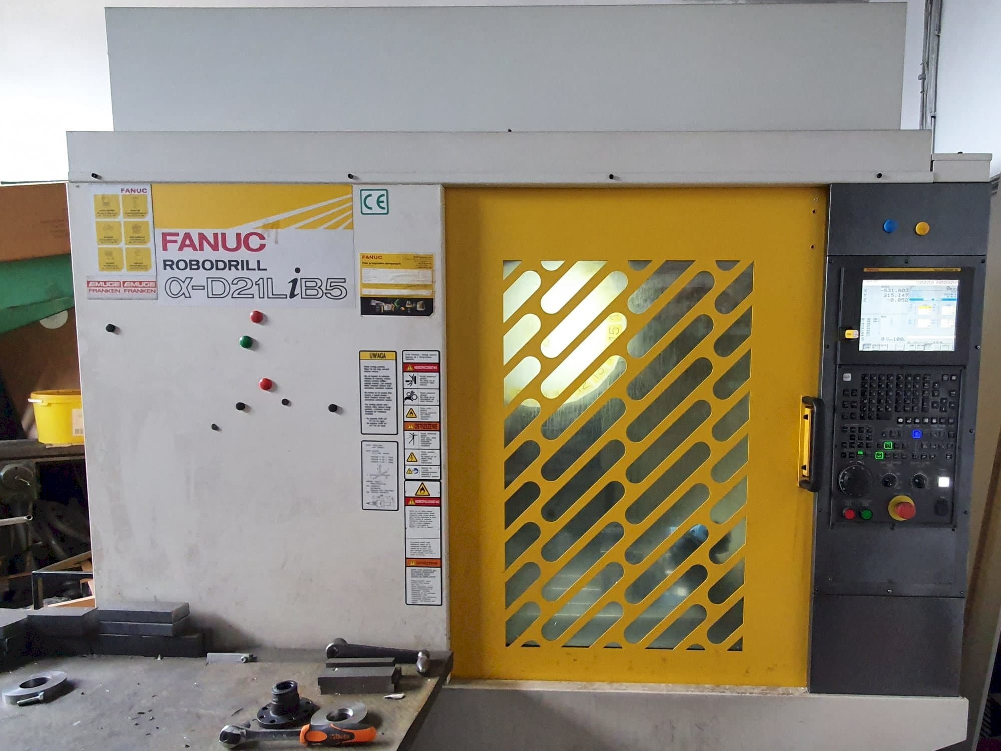 Vista frontale della macchina FANUC ROBODRILL Alpha-D21LiB5