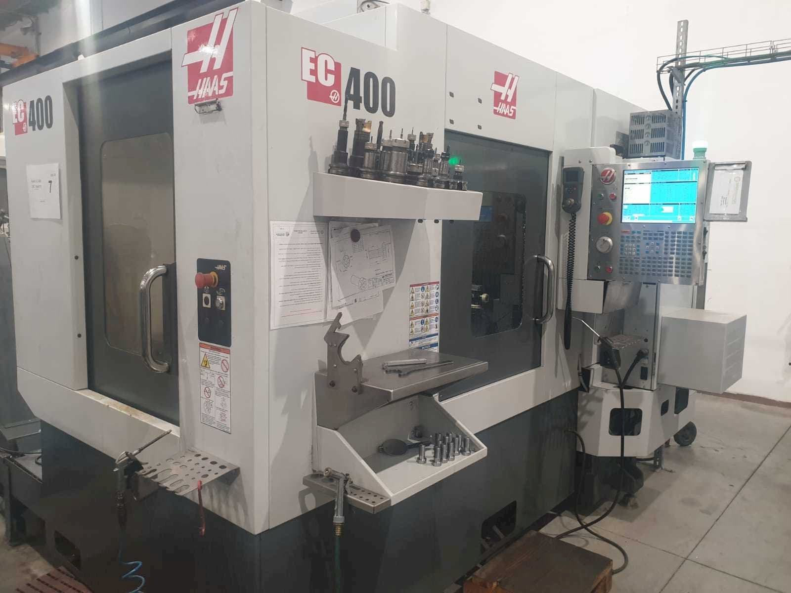 Vista frontale della macchina HAAS EC400
