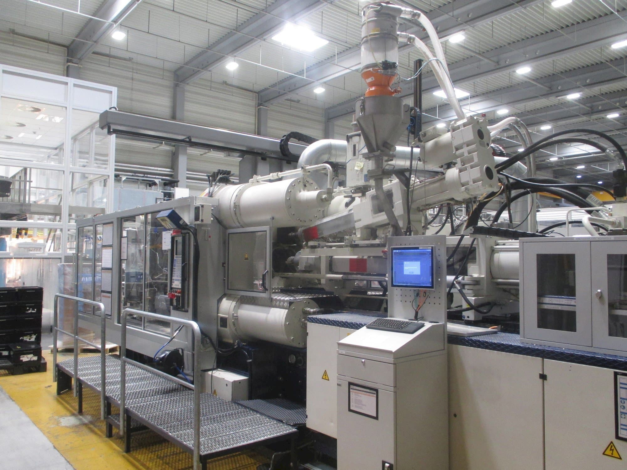 Vista frontale della macchina Krauss Maffei 575-1900-520-C2