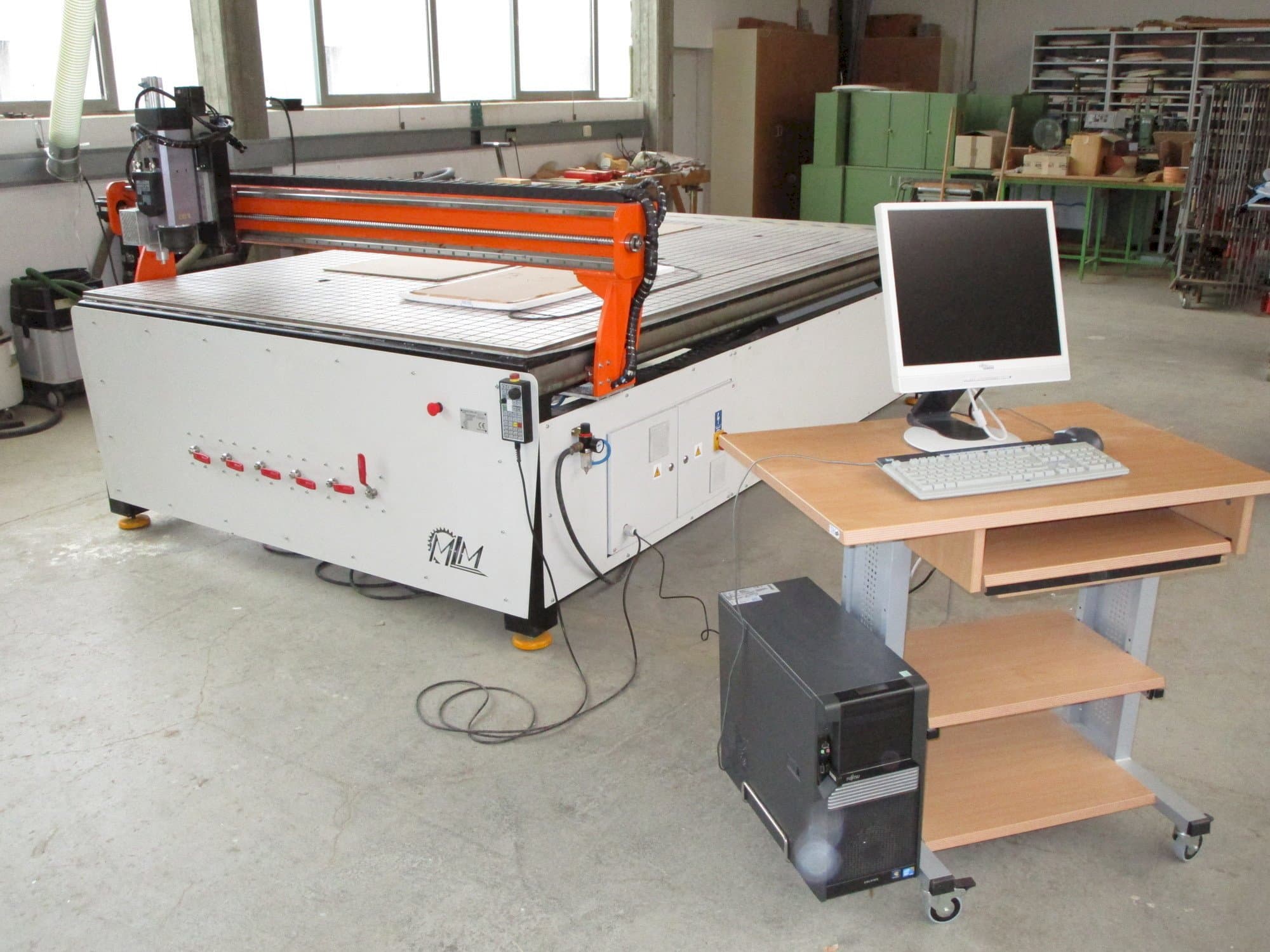 Vista frontale della macchina MLM Ploter CNC
