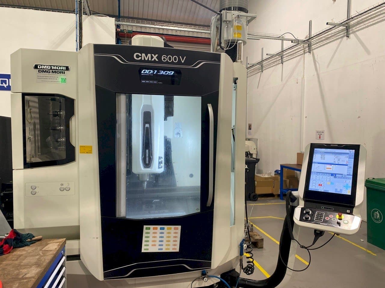 Vista frontale della macchina DMG CMX 600 V