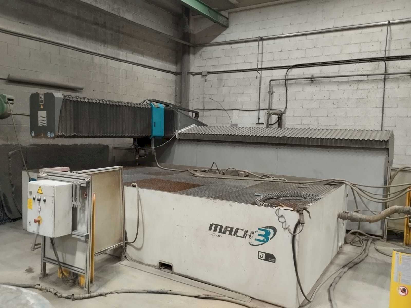 Vista frontale della macchina Flow Mach3 4020B