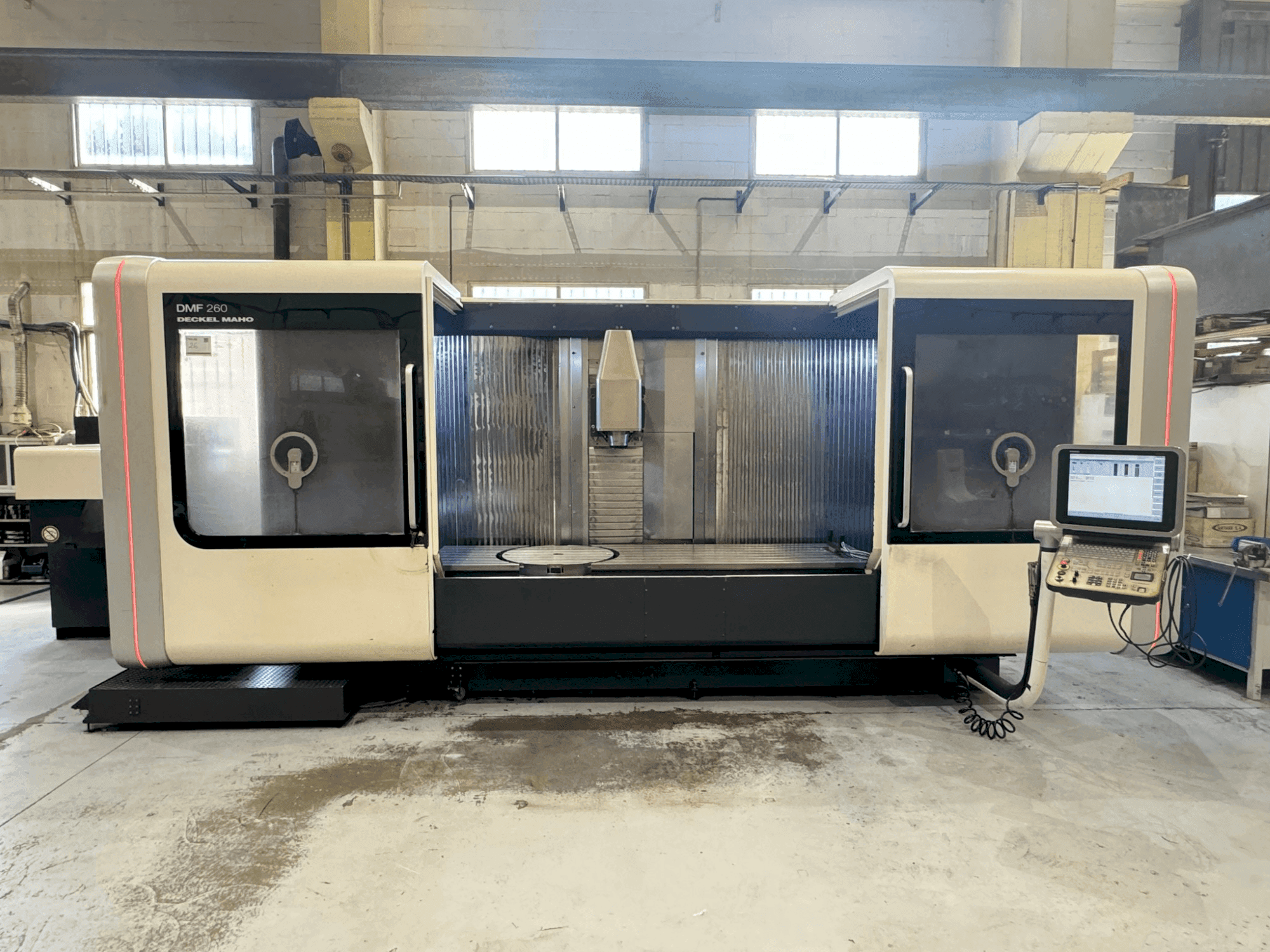Vista frontale della macchina DMG MORI DMF 260/7