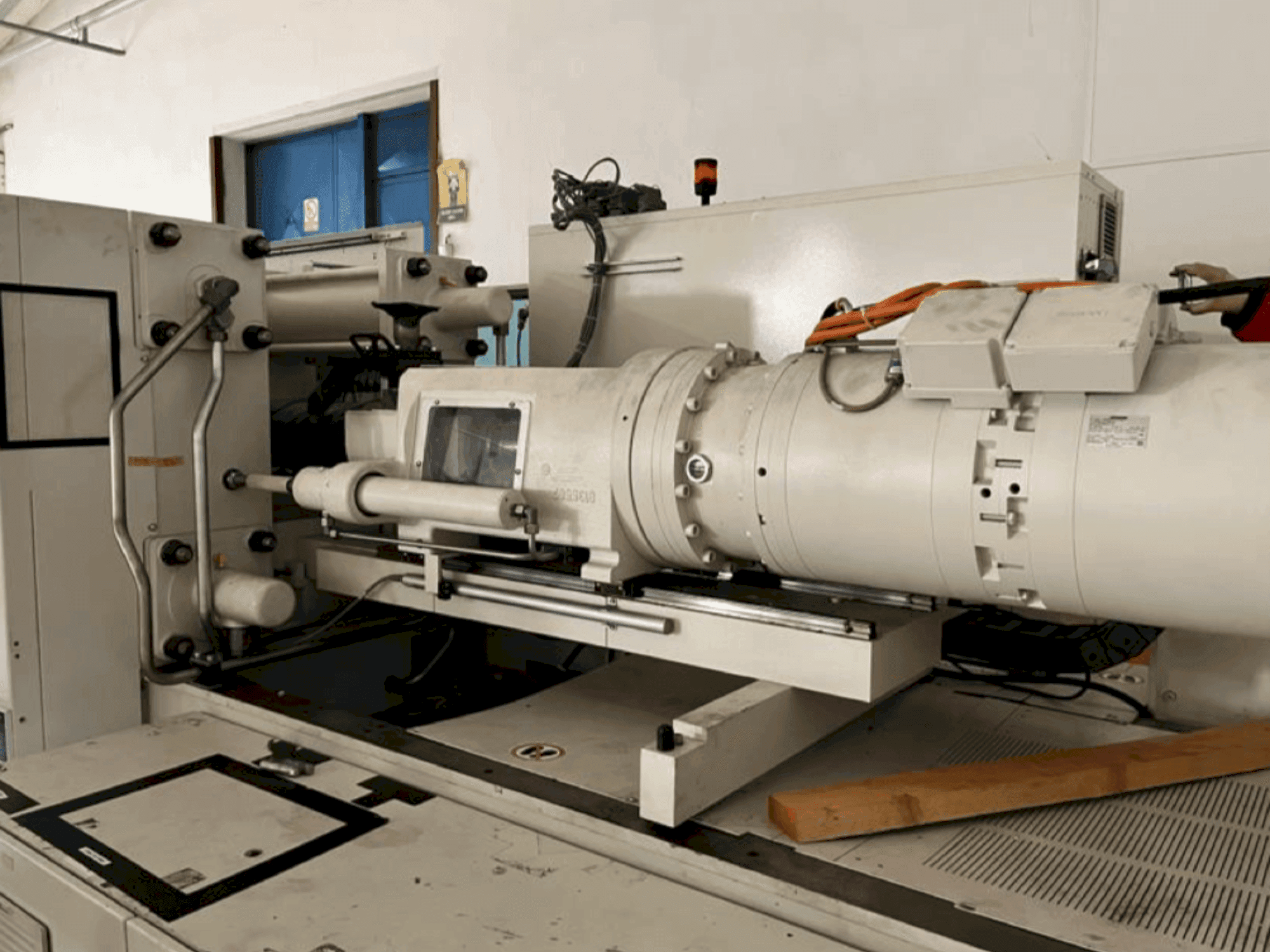 Vista frontale della macchina Krauss Maffei 200-750 CX