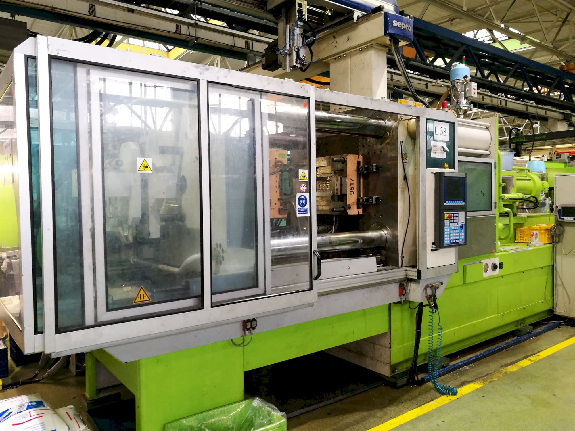 Vista lato sinistro della macchina Krauss Maffei 420-1900 C2