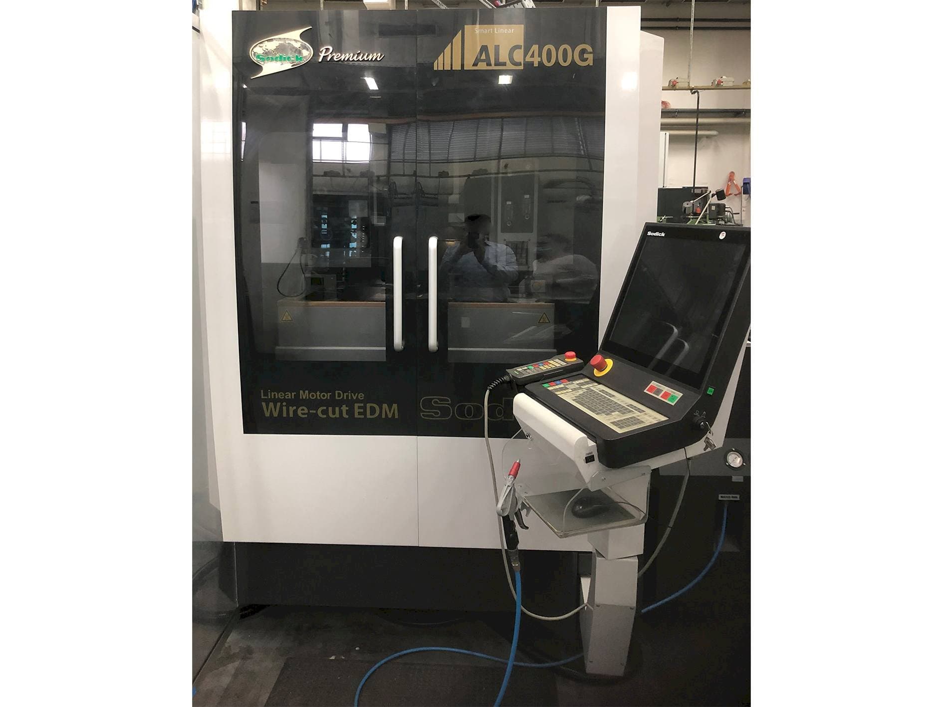 Vista frontale della macchina Sodick ALC400G