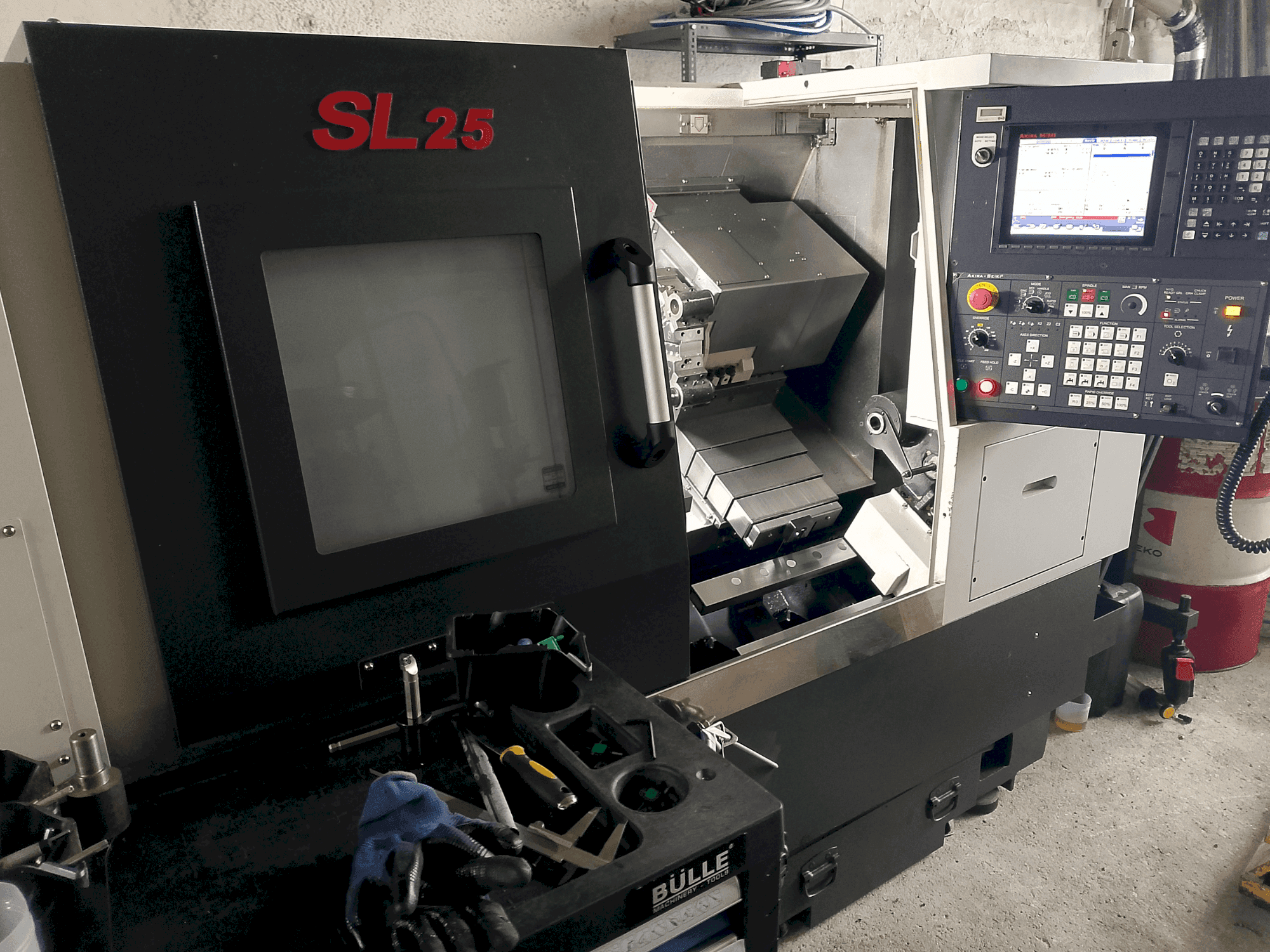 Vista frontale della macchina Akira Seiki SL 25