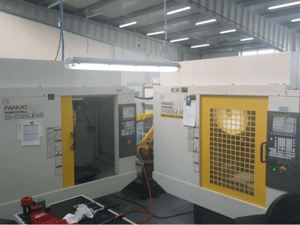 Vista frontale della macchina FANUC RoboDrills D21LiA5 + M20iA/M35