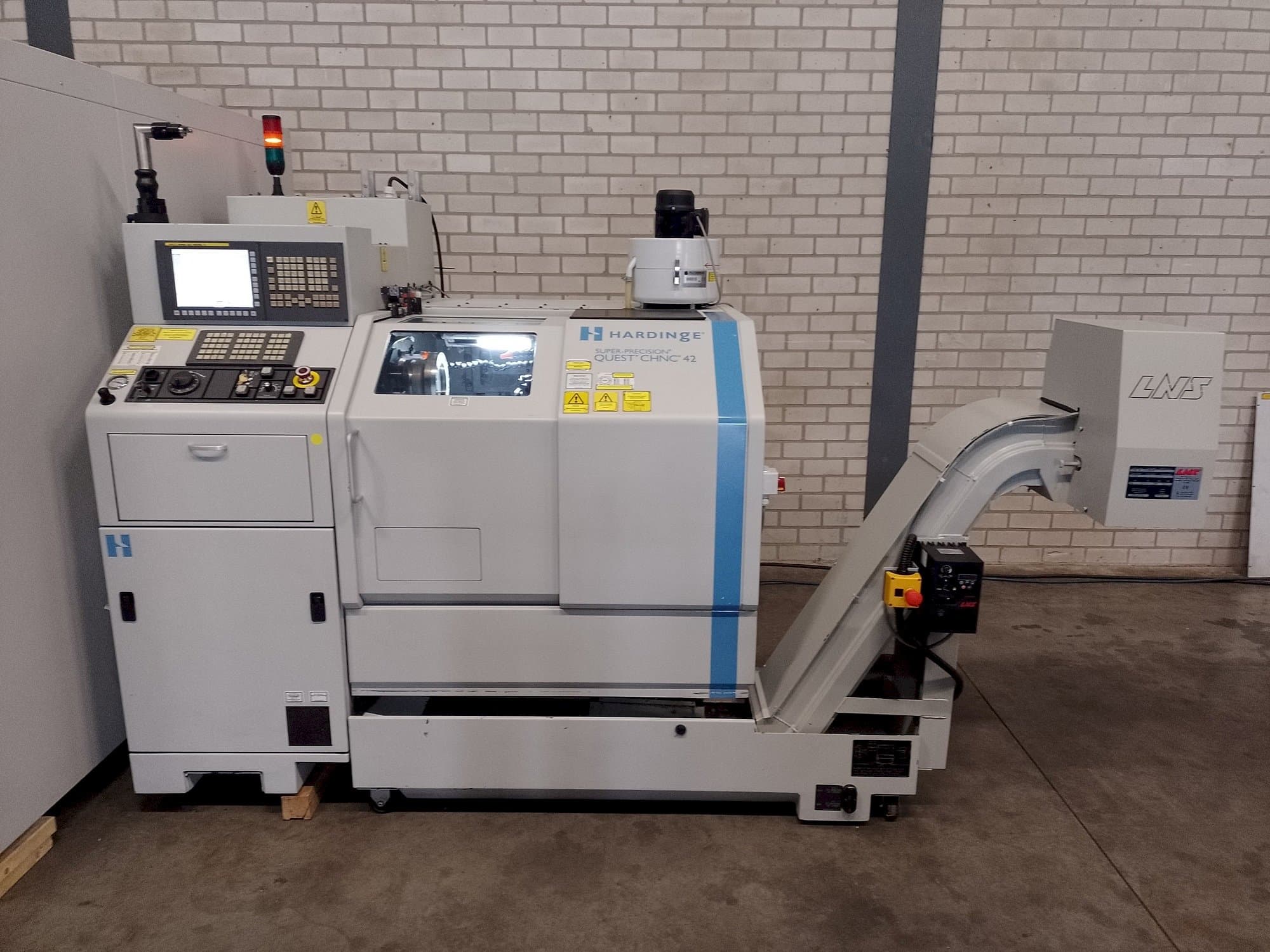 Vista frontale della macchina HARDINGE Quest chnc 42