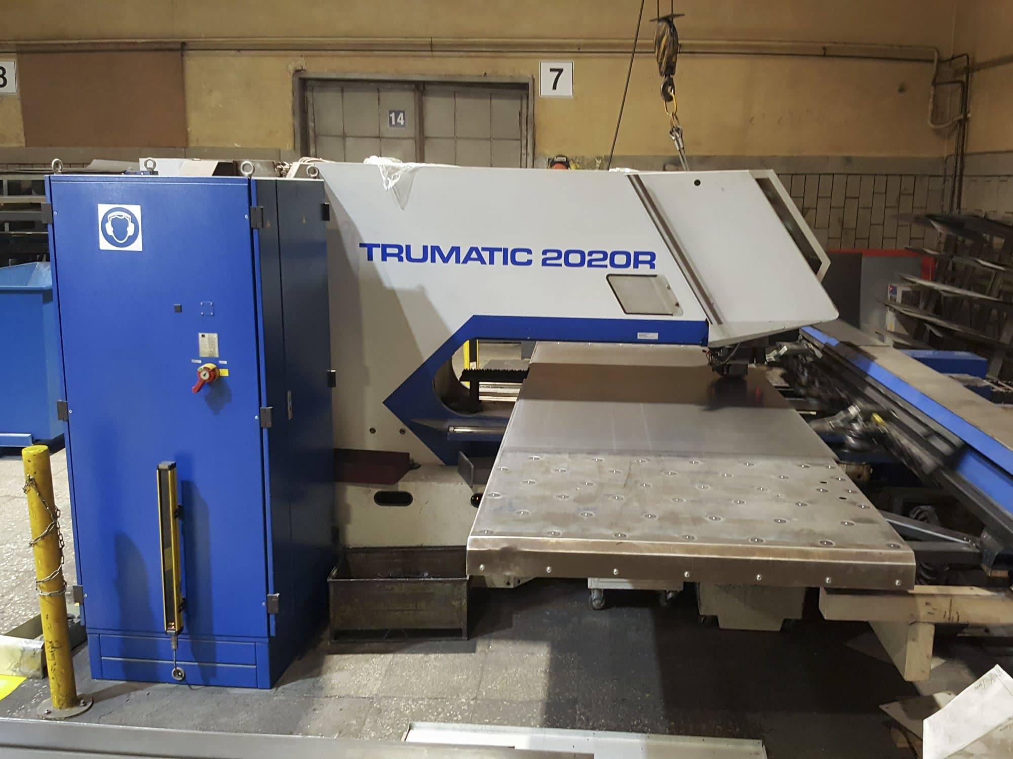 Vista frontale della macchina Trumpf Trumatic 2020R