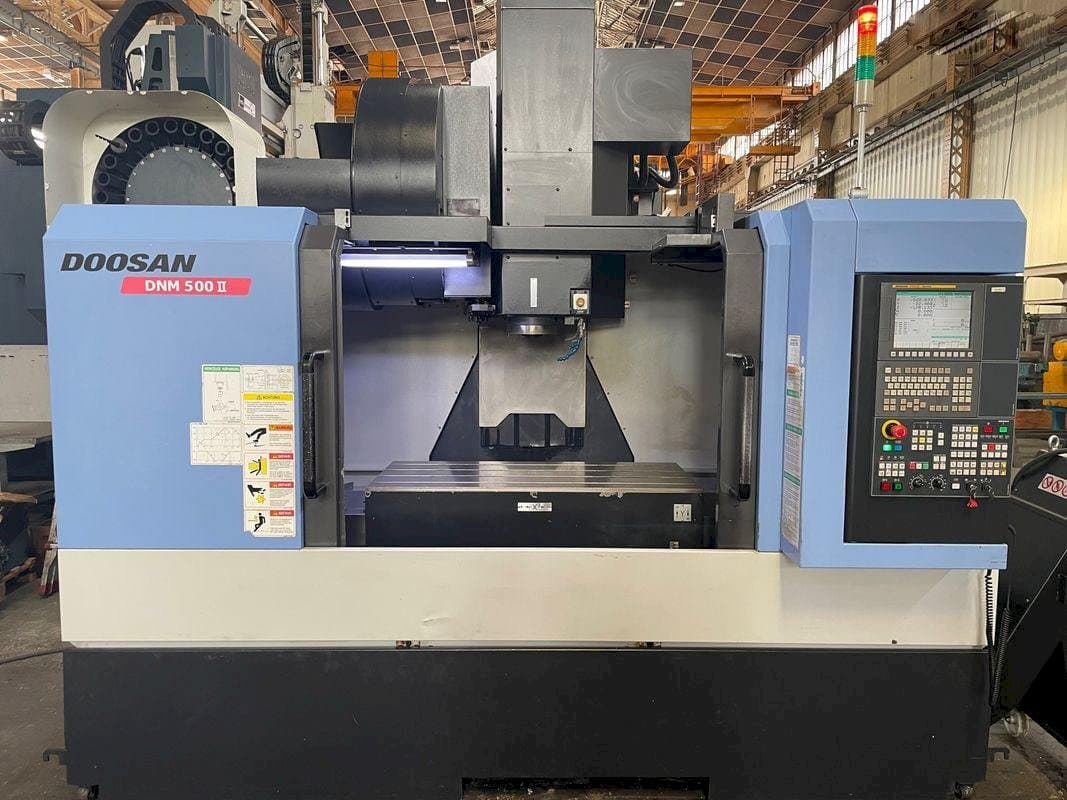 Vista frontale della macchina Doosan MYNX DNM 500 II