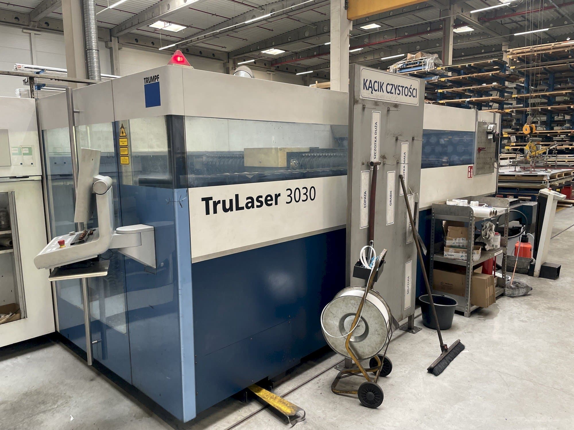 Vista frontale della macchina Trumpf TruLaser 3030