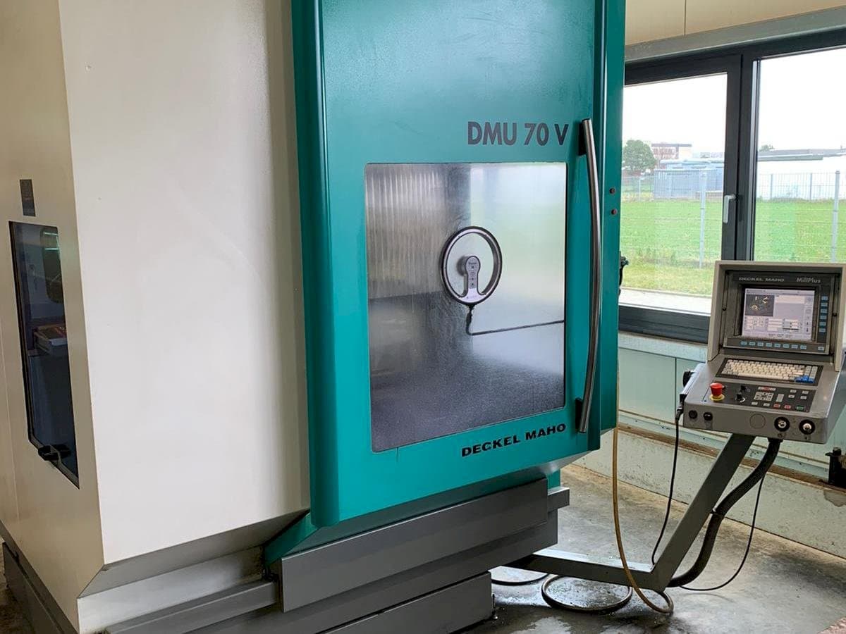 Vista frontale della macchina DECKEL MAHO DMU 70V