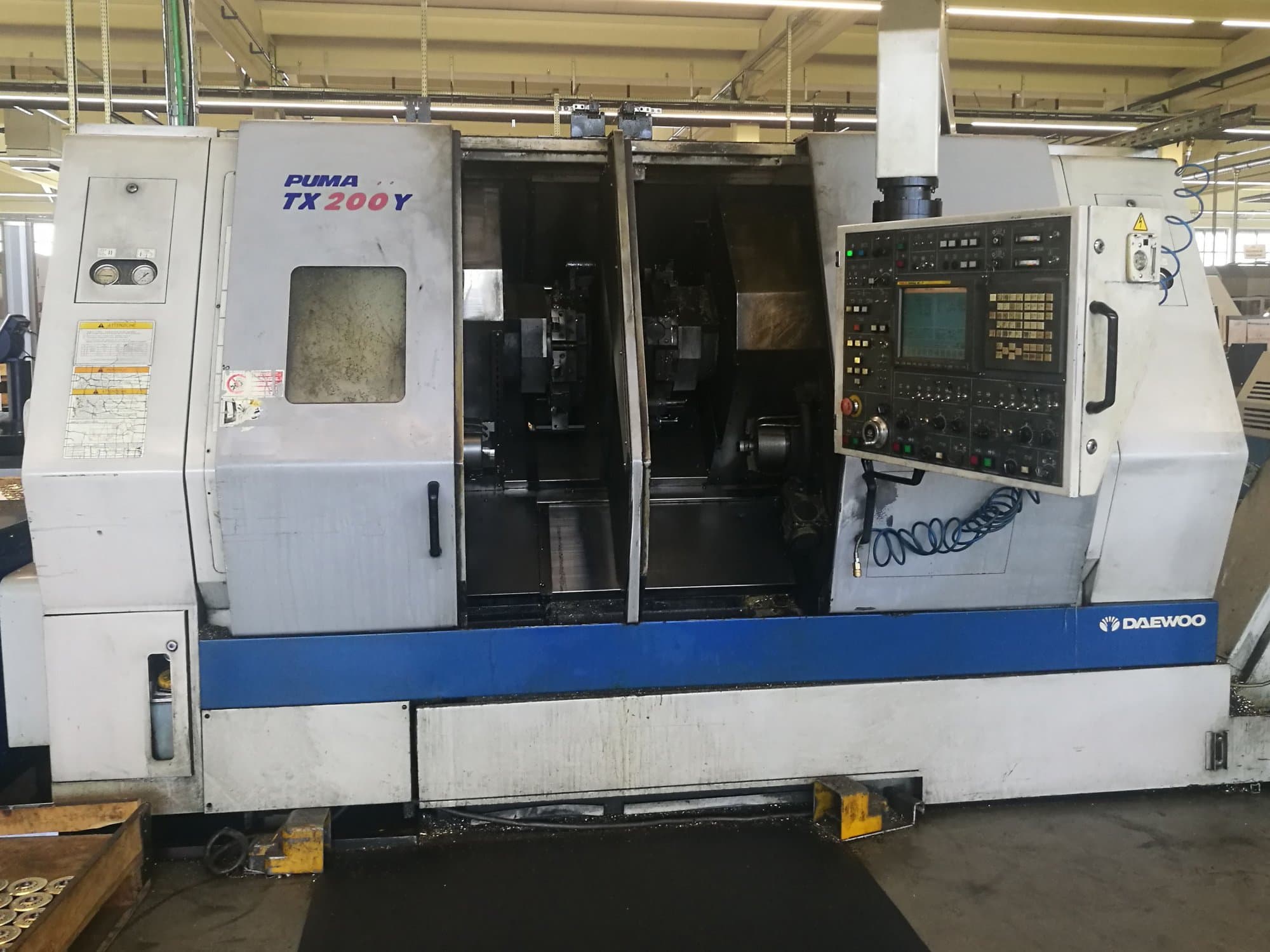 Vista frontale della macchina DAEWOO PUMA TX20Y