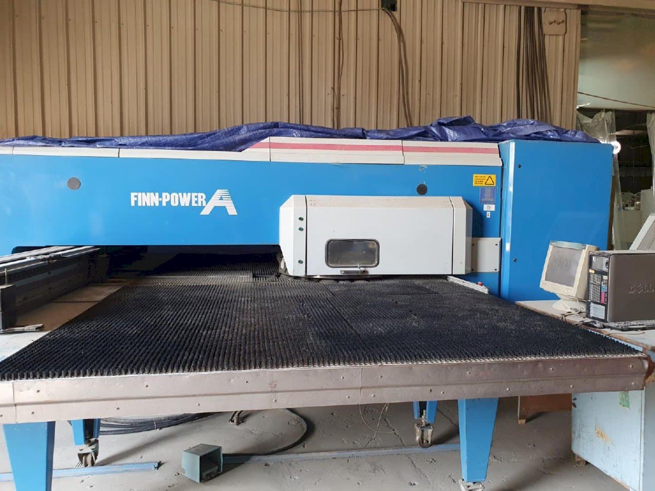 Vista frontale della macchina Finn-Power A5-5 FB