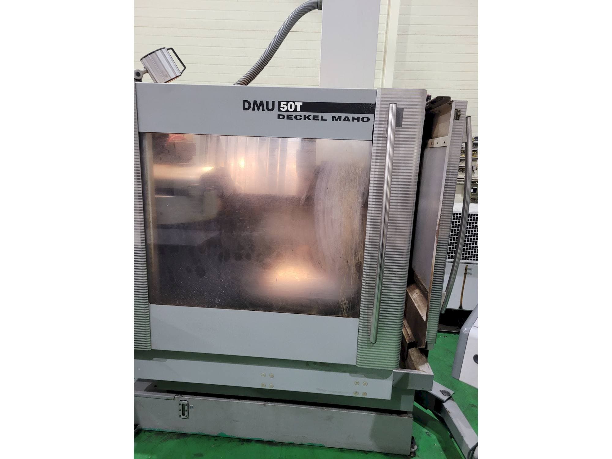 Vista frontale della macchina DECKEL MAHO DMU 50 T