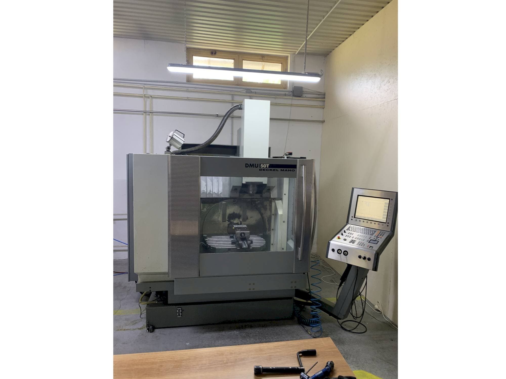 Vista frontale della macchina DECKEL MAHO DMU 50T