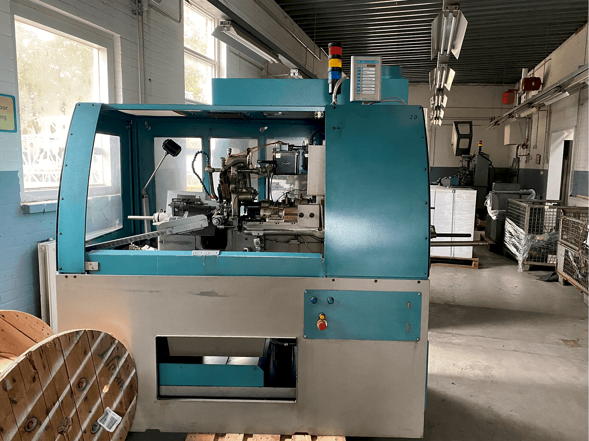 Vista frontale della macchina Tornos-Bechler NAT-125 vario