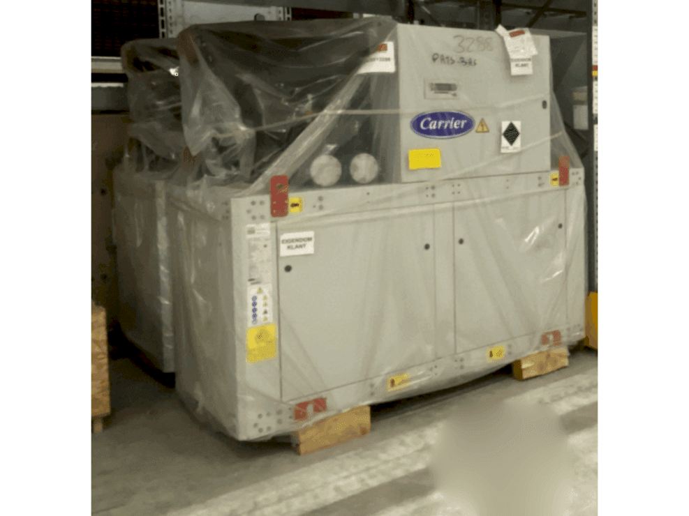 Vista frontale della macchina CARRION 3x Carrier heat pump 30WI1000 & 2x Refrion Dry Coolers V-model ES4C 2390.6/4 E2