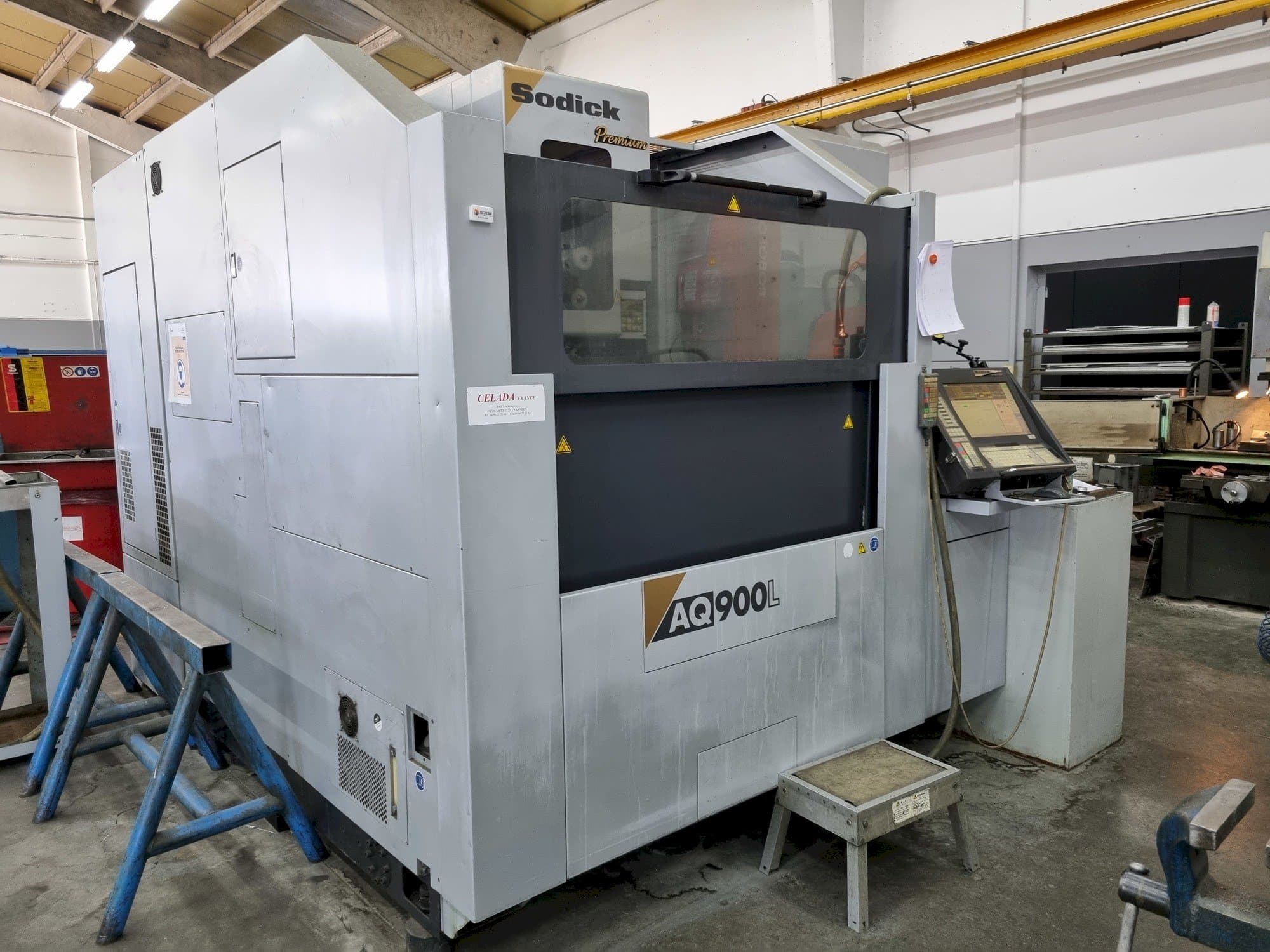 Vista frontale della macchina Sodick AQ900L