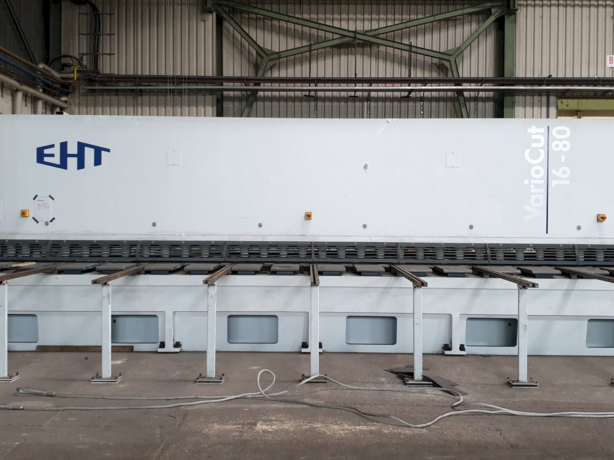 Vista frontale della macchina EHT VarioCut 16-80