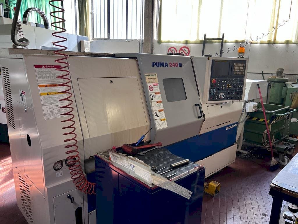 Vista frontale della macchina DAEWOO Puma 240M